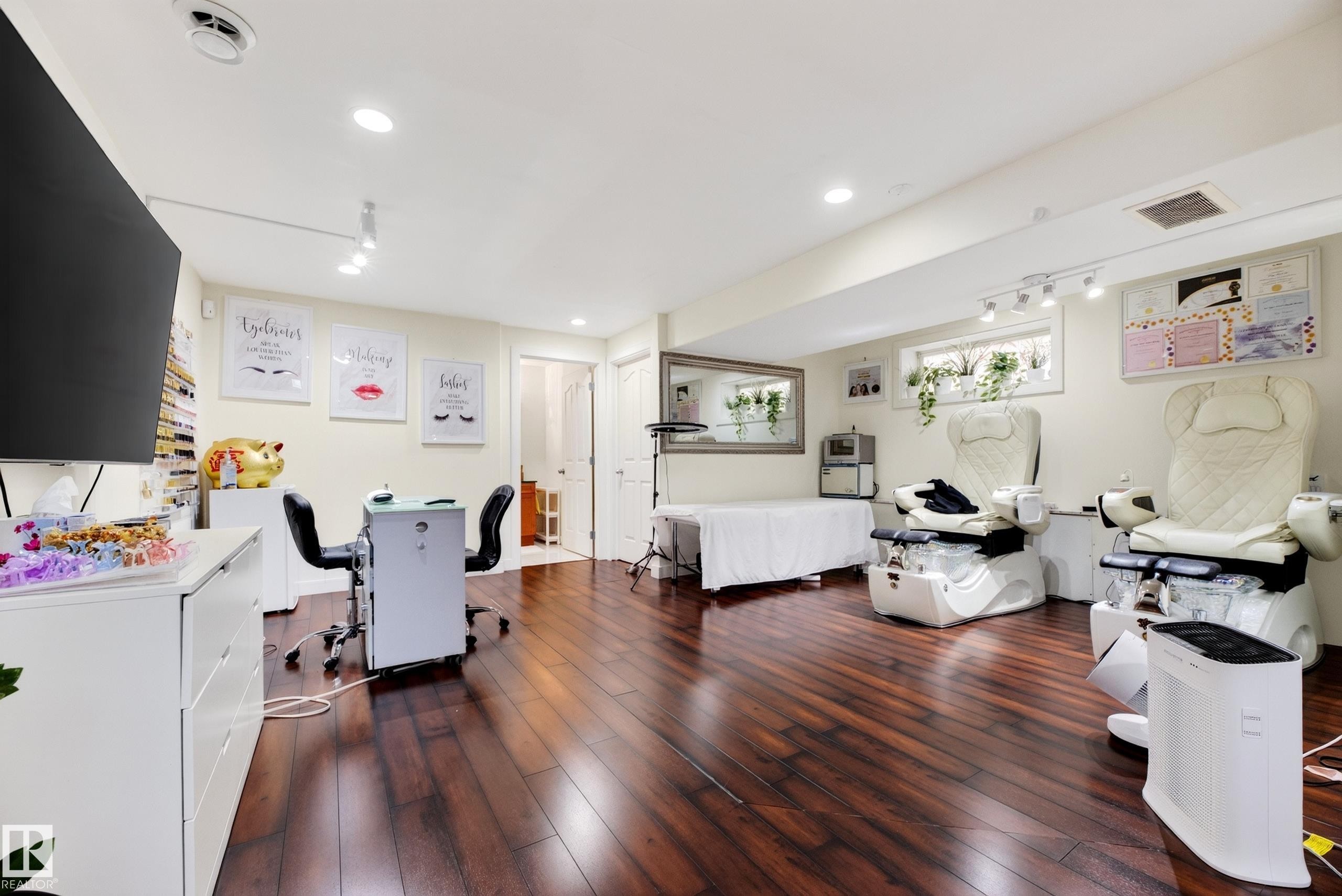 6514 106 Street Nw, Edmonton, AB - Indoor