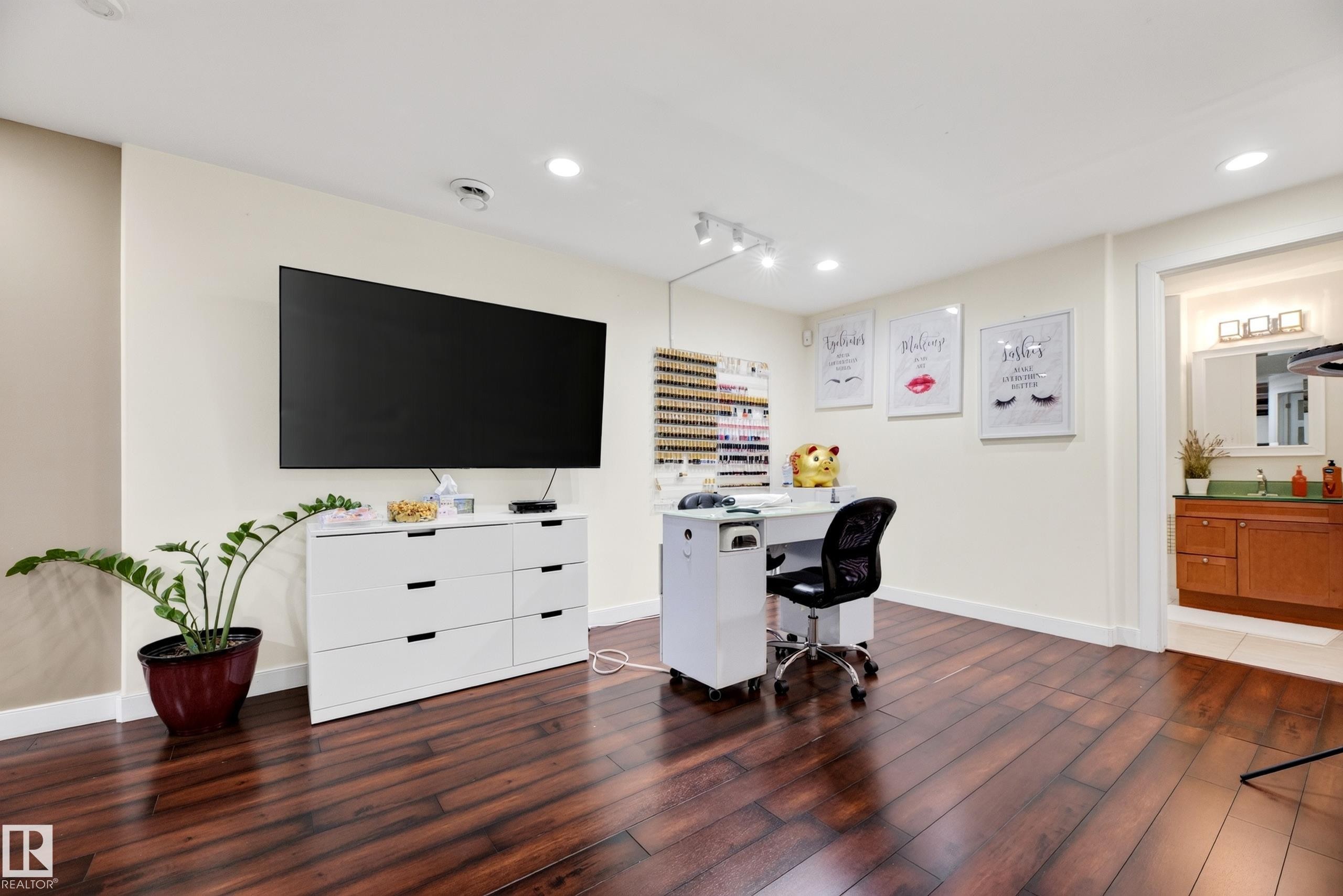 6514 106 Street Nw, Edmonton, AB - Indoor