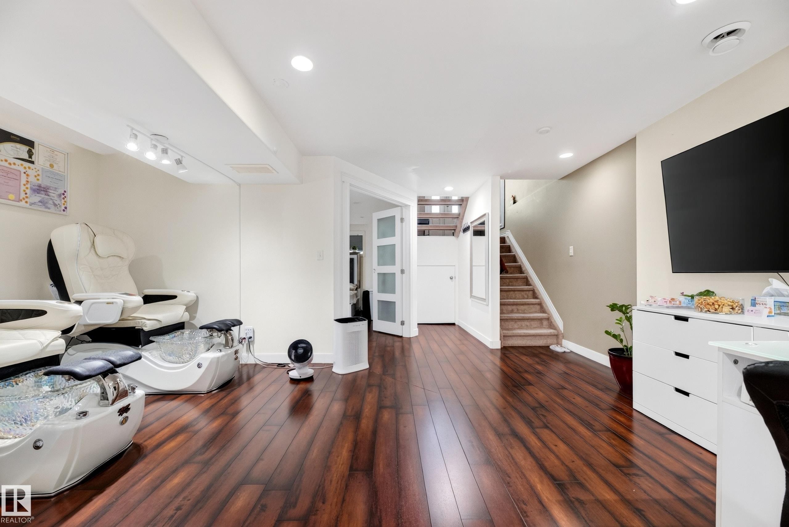 6514 106 Street Nw, Edmonton, AB - Indoor