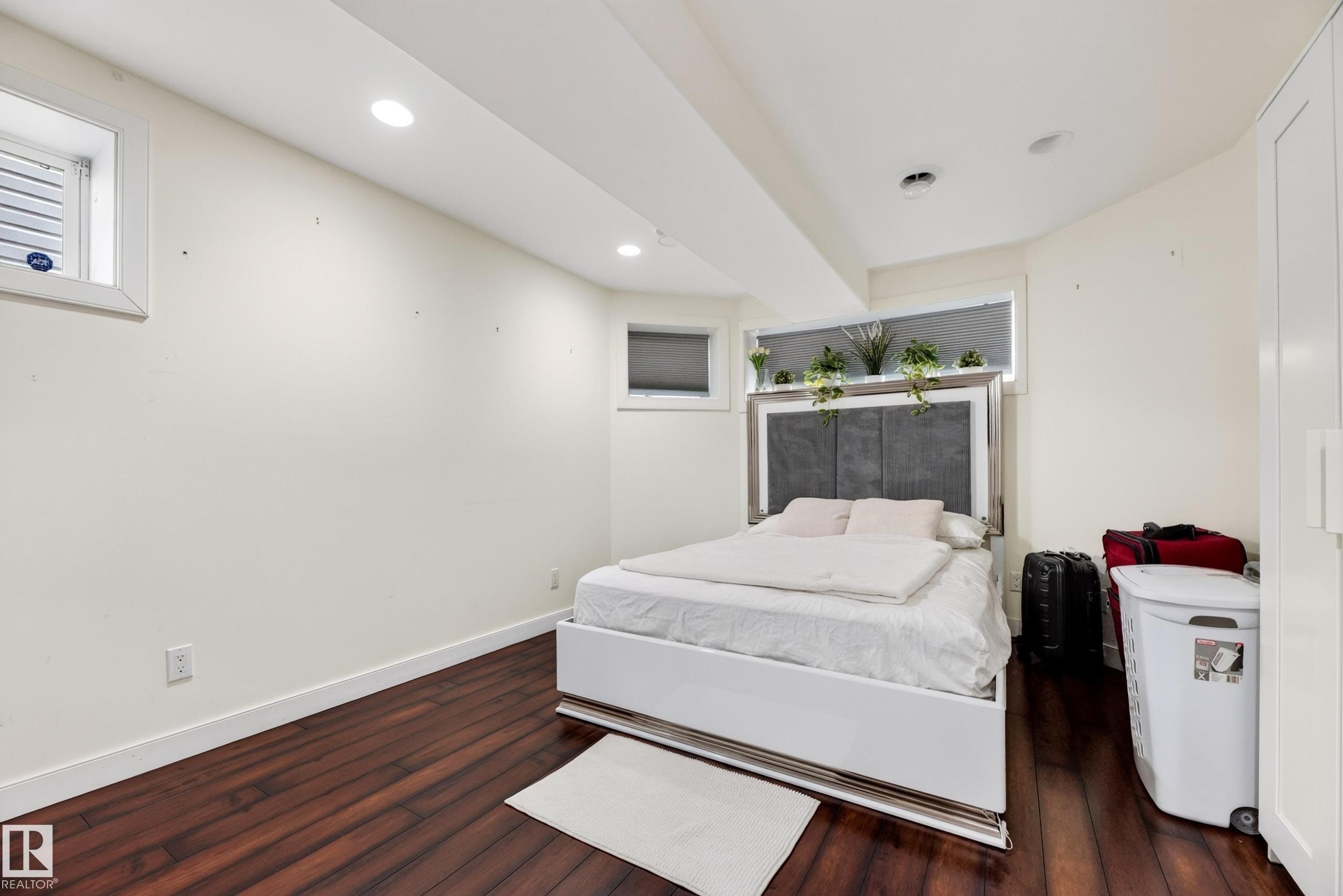 6514 106 Street Nw, Edmonton, AB - Indoor Photo Showing Other Room