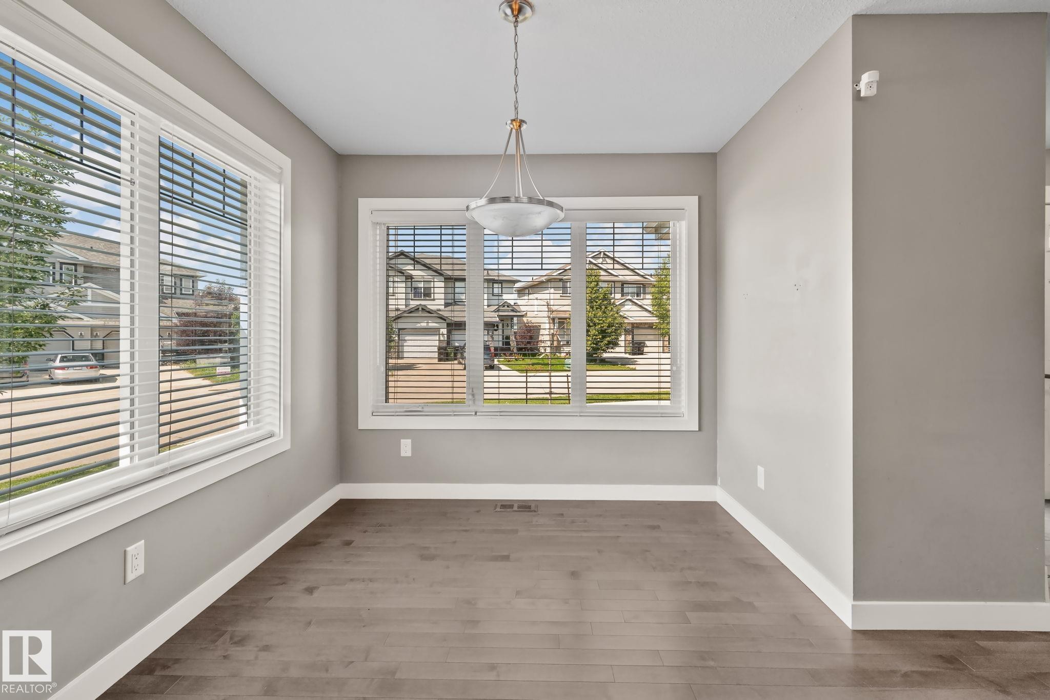 16715 40 Street Nw, Edmonton, AB - Indoor Photo Showing Other Room