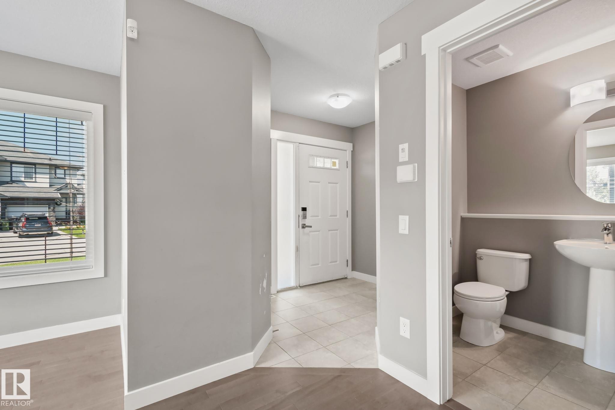 16715 40 Street Nw, Edmonton, AB - Indoor Photo Showing Bathroom