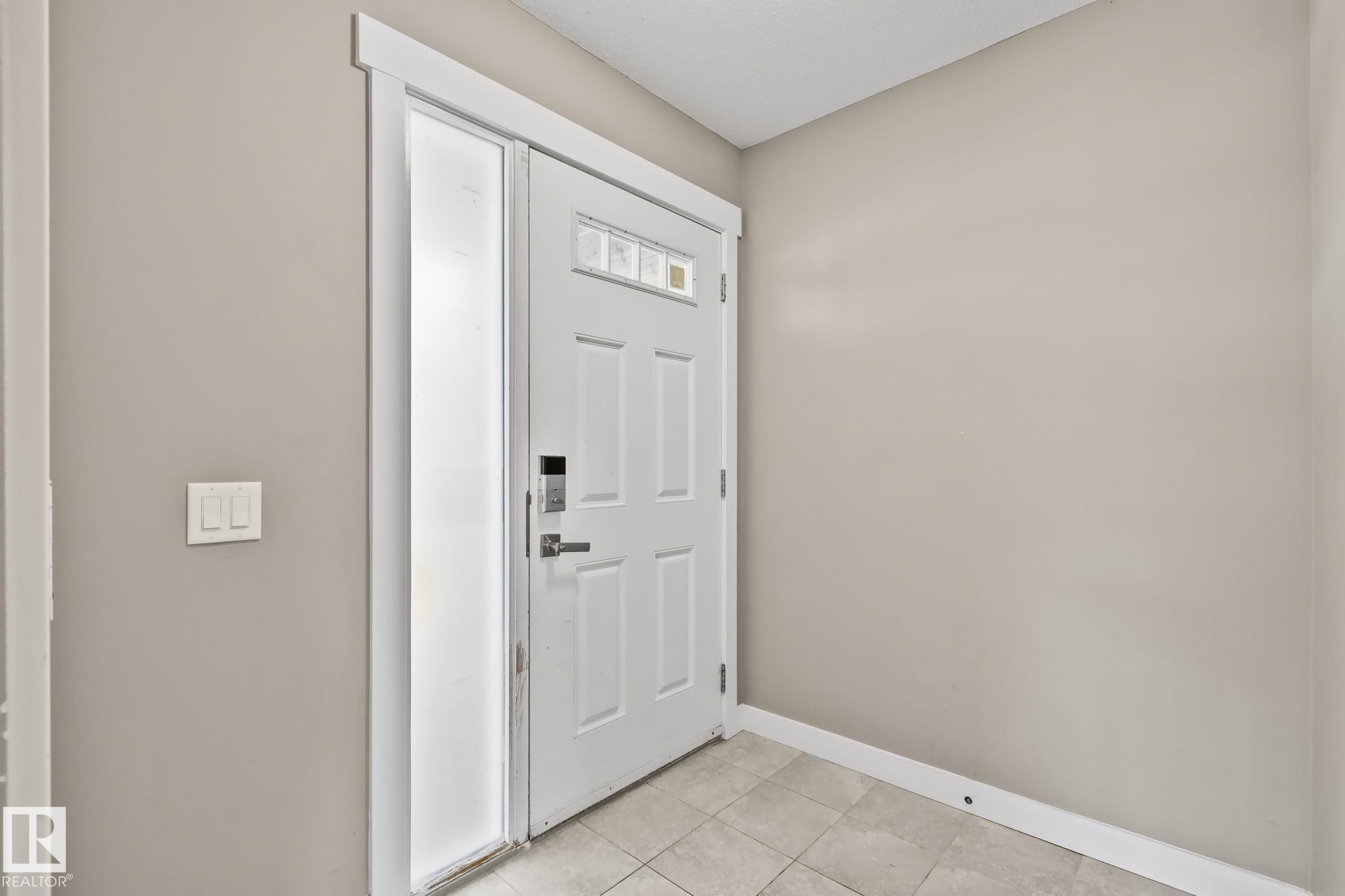 16715 40 Street Nw, Edmonton, AB - Indoor Photo Showing Other Room