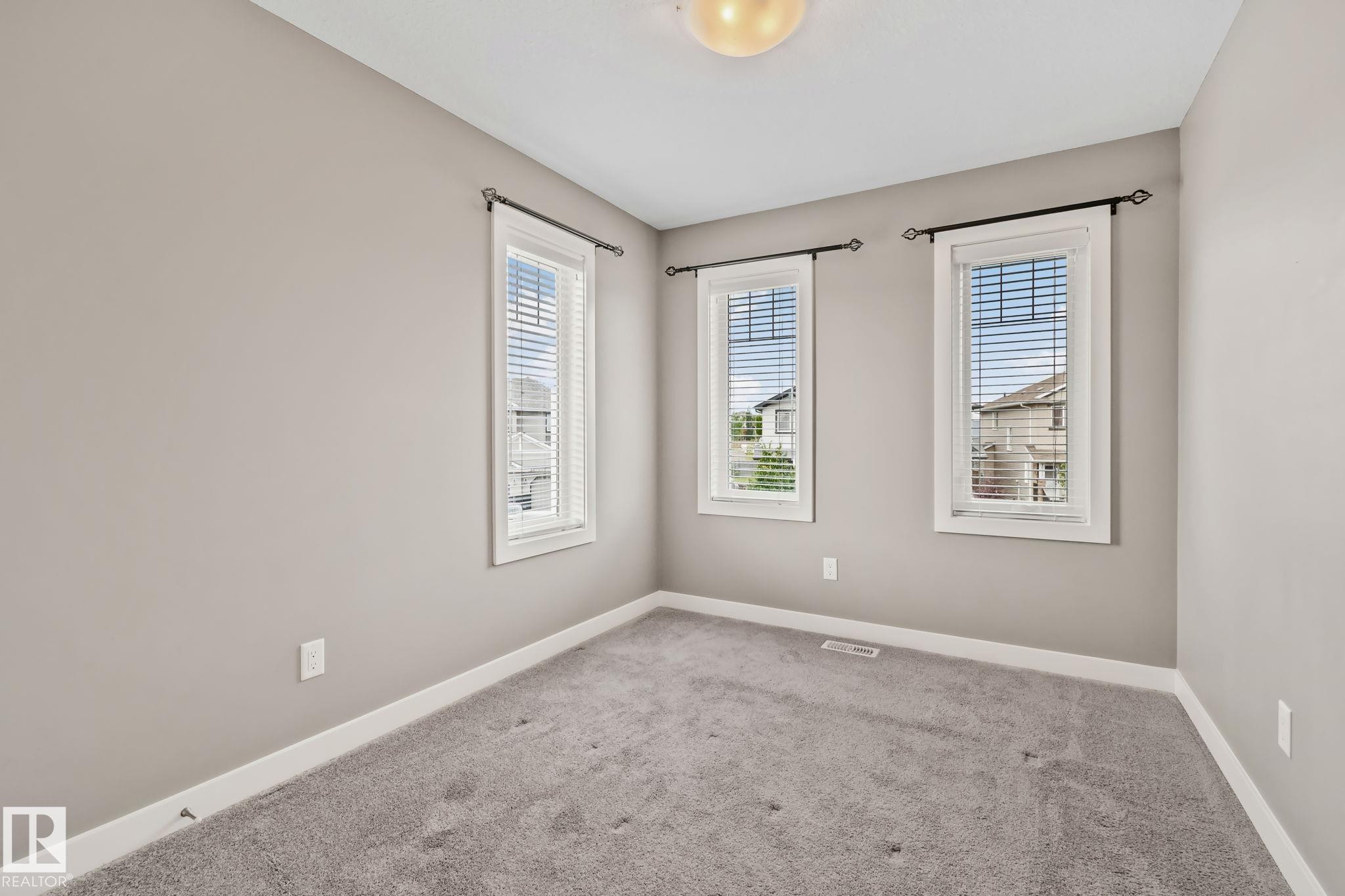 16715 40 Street Nw, Edmonton, AB - Indoor Photo Showing Other Room