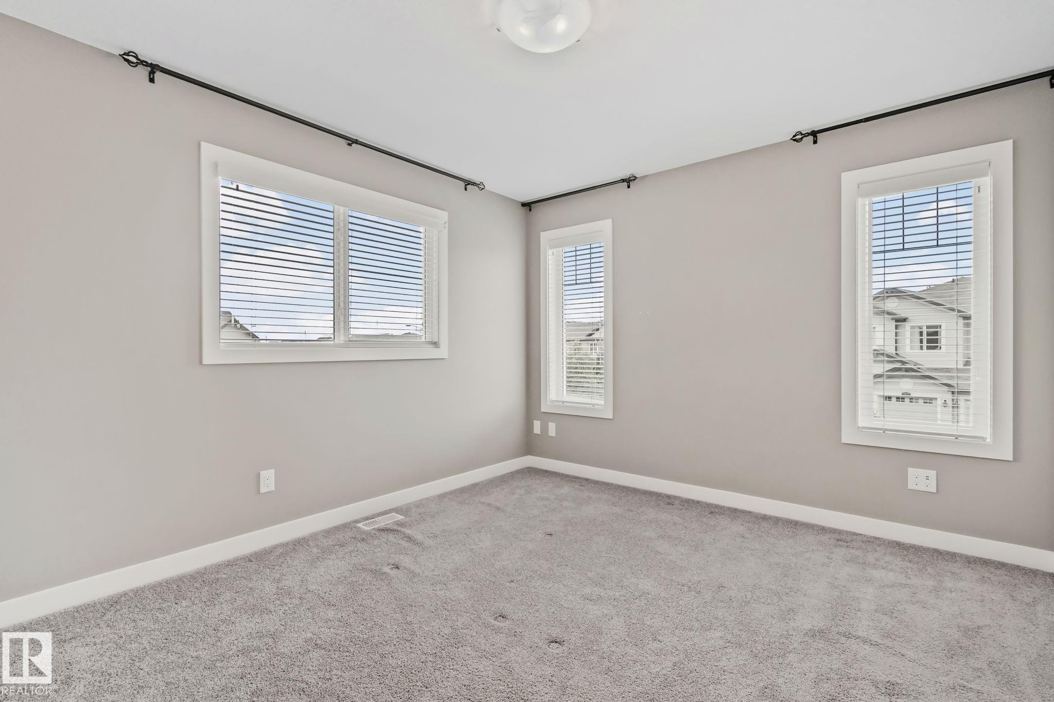 16715 40 Street Nw, Edmonton, AB - Indoor Photo Showing Other Room