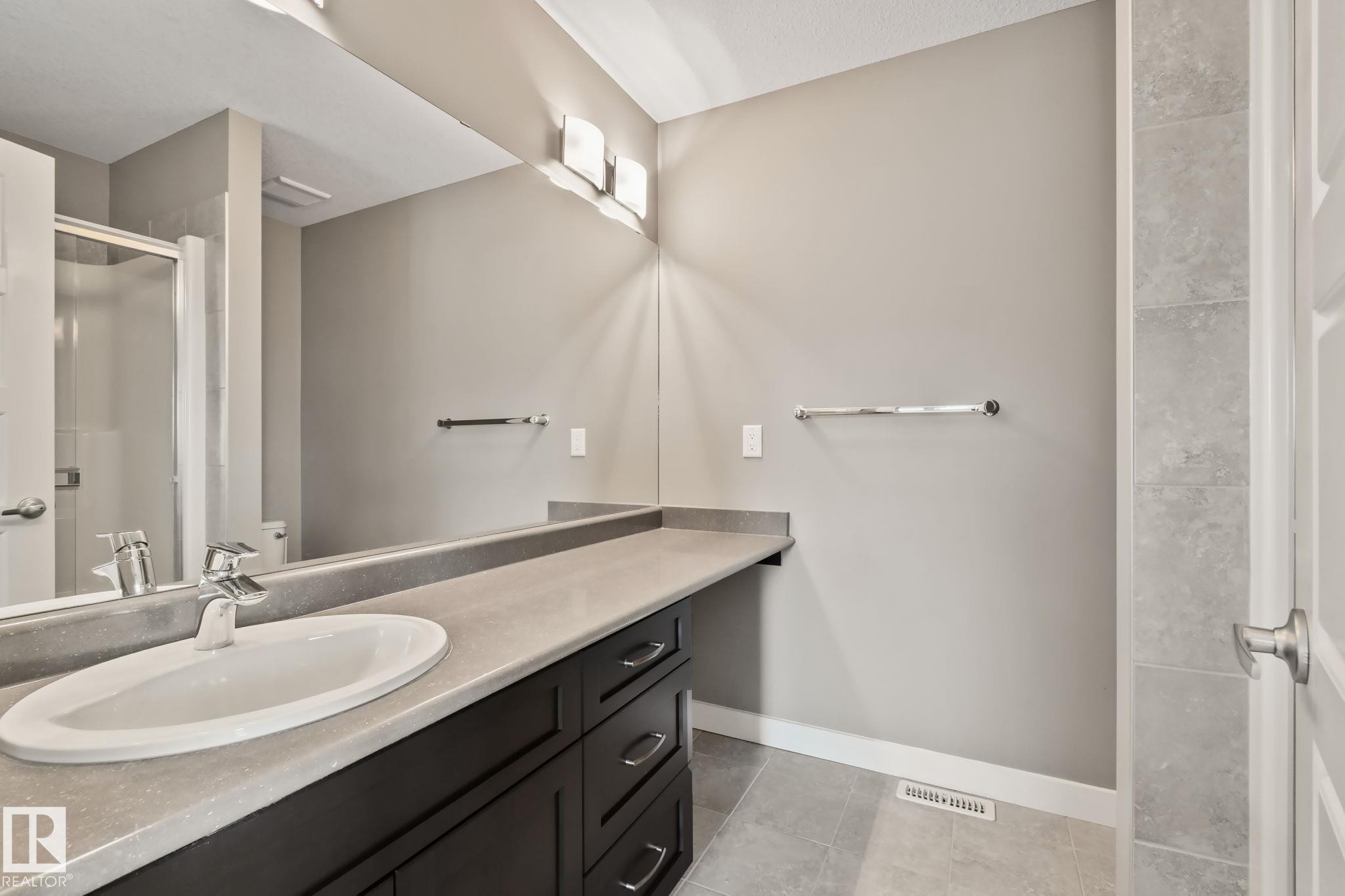 16715 40 Street Nw, Edmonton, AB - Indoor Photo Showing Bathroom