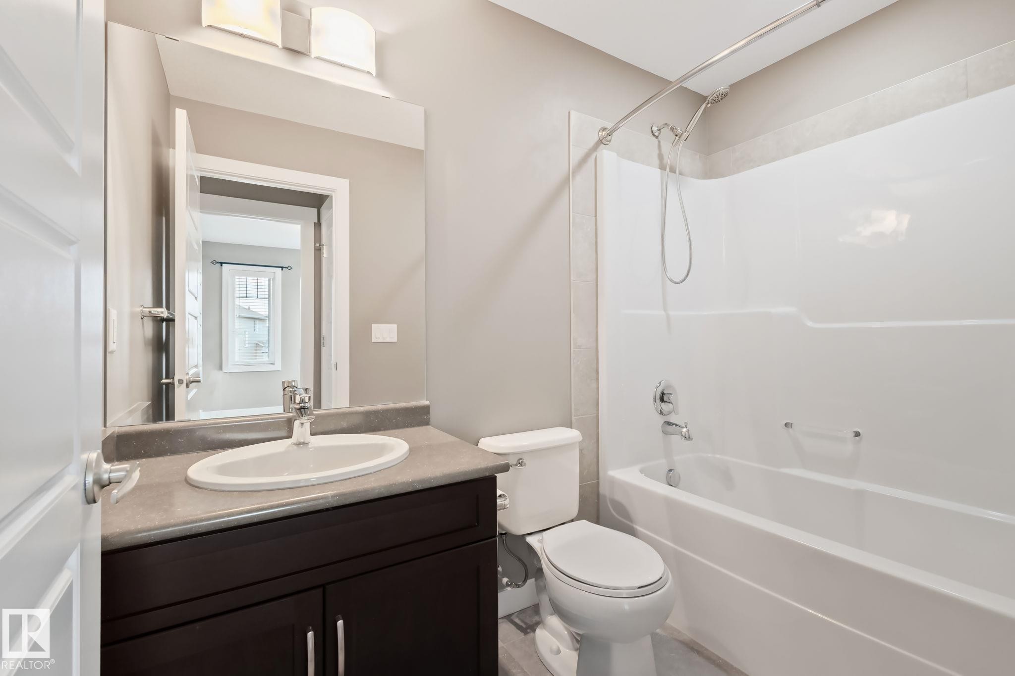 16715 40 Street Nw, Edmonton, AB - Indoor Photo Showing Bathroom