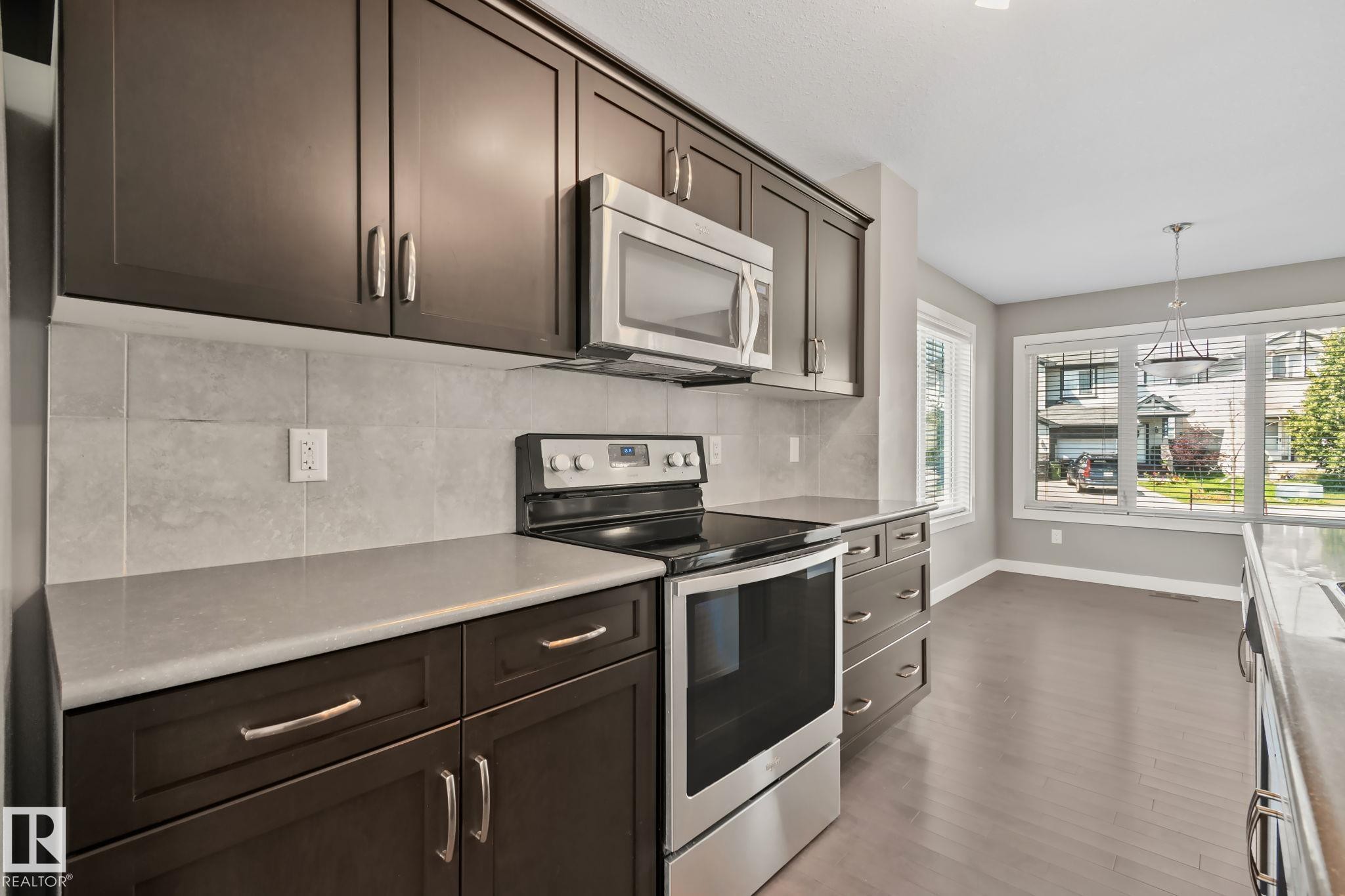 16715 40 Street Nw, Edmonton, AB - Indoor Photo Showing Kitchen With Upgraded Kitchen