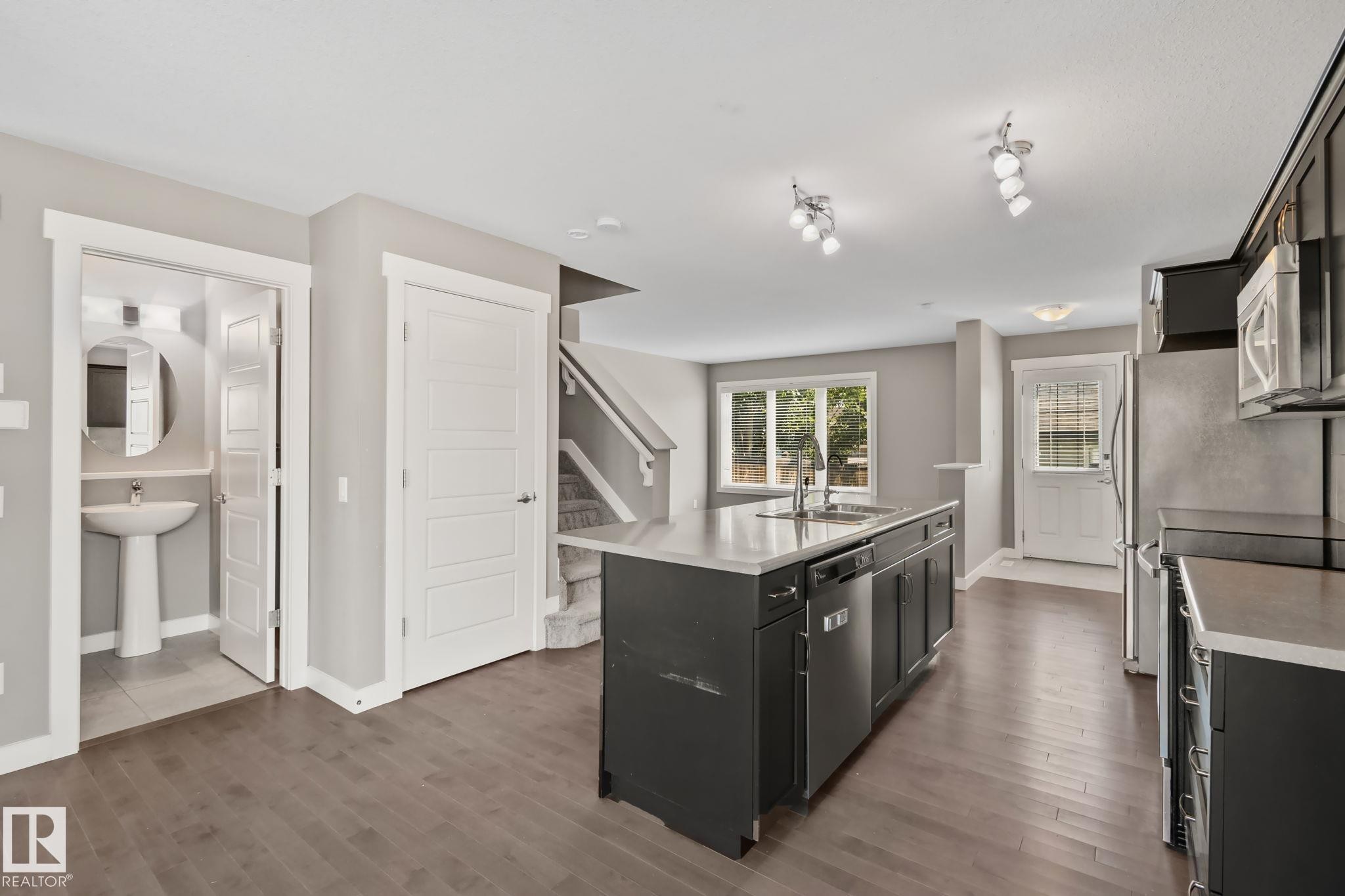 16715 40 Street Nw, Edmonton, AB - Indoor Photo Showing Kitchen