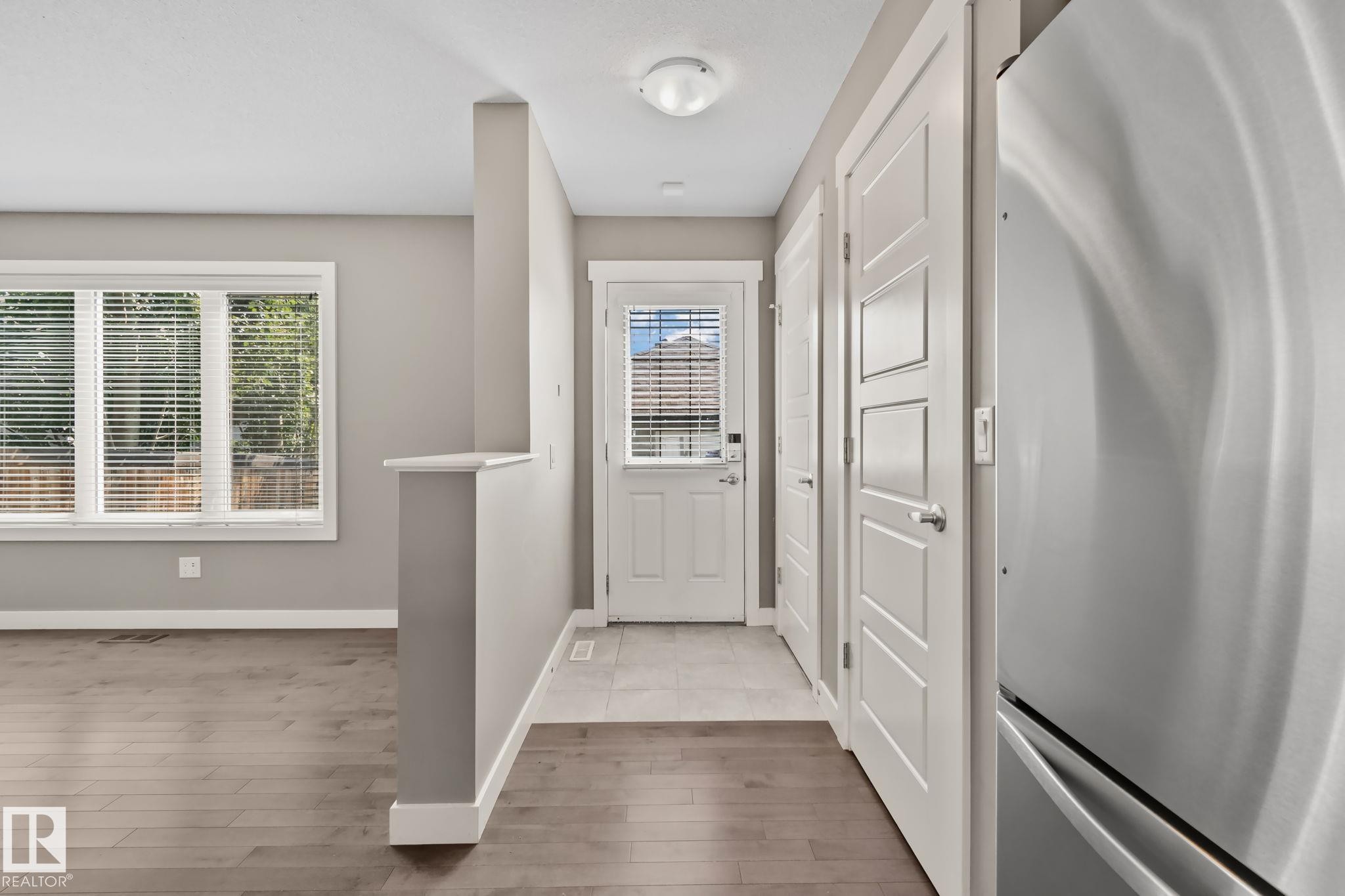 16715 40 Street Nw, Edmonton, AB - Indoor Photo Showing Other Room