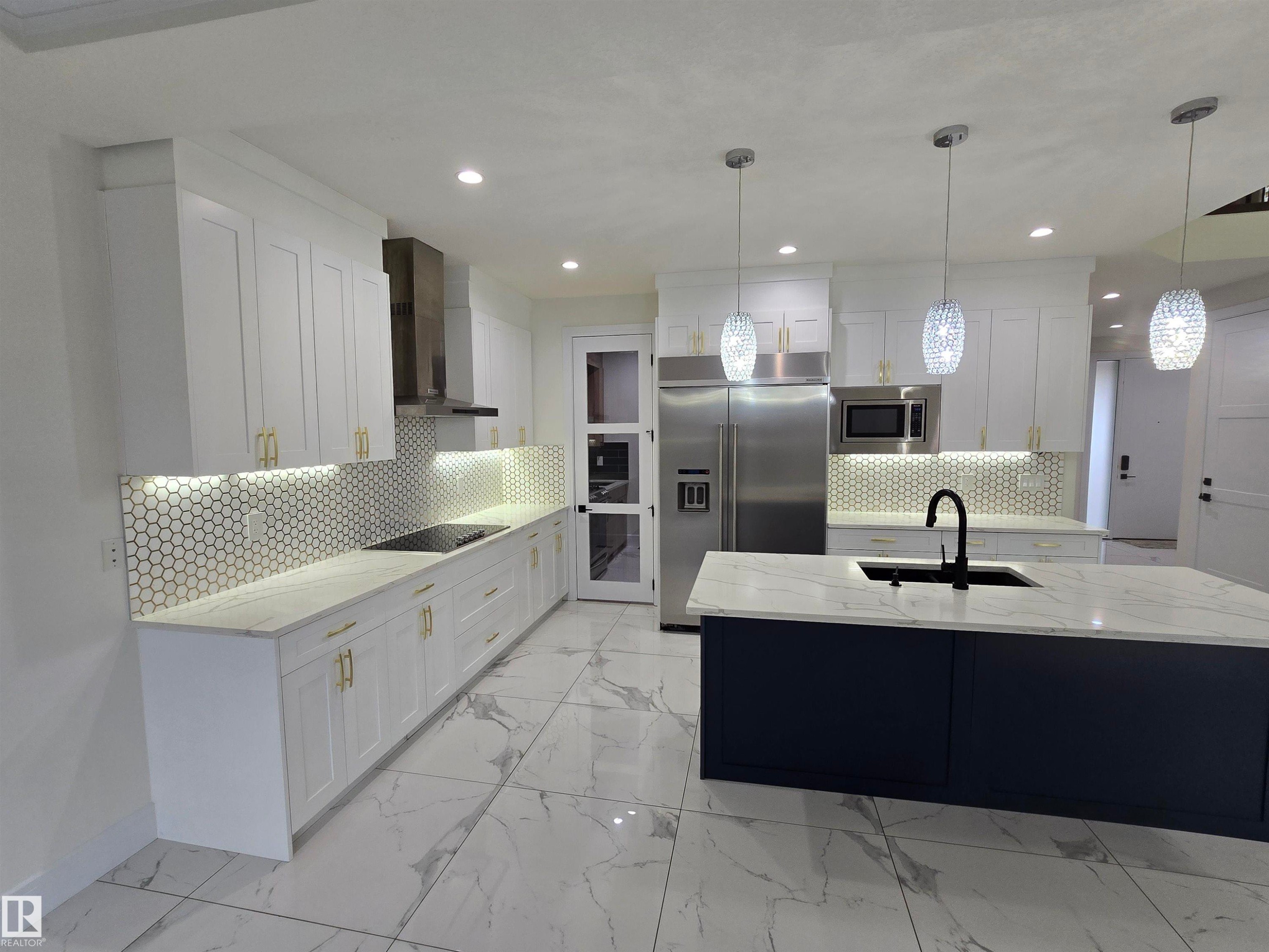 228 36 Street Sw, Edmonton, AB - Indoor Photo Showing Kitchen With Upgraded Kitchen