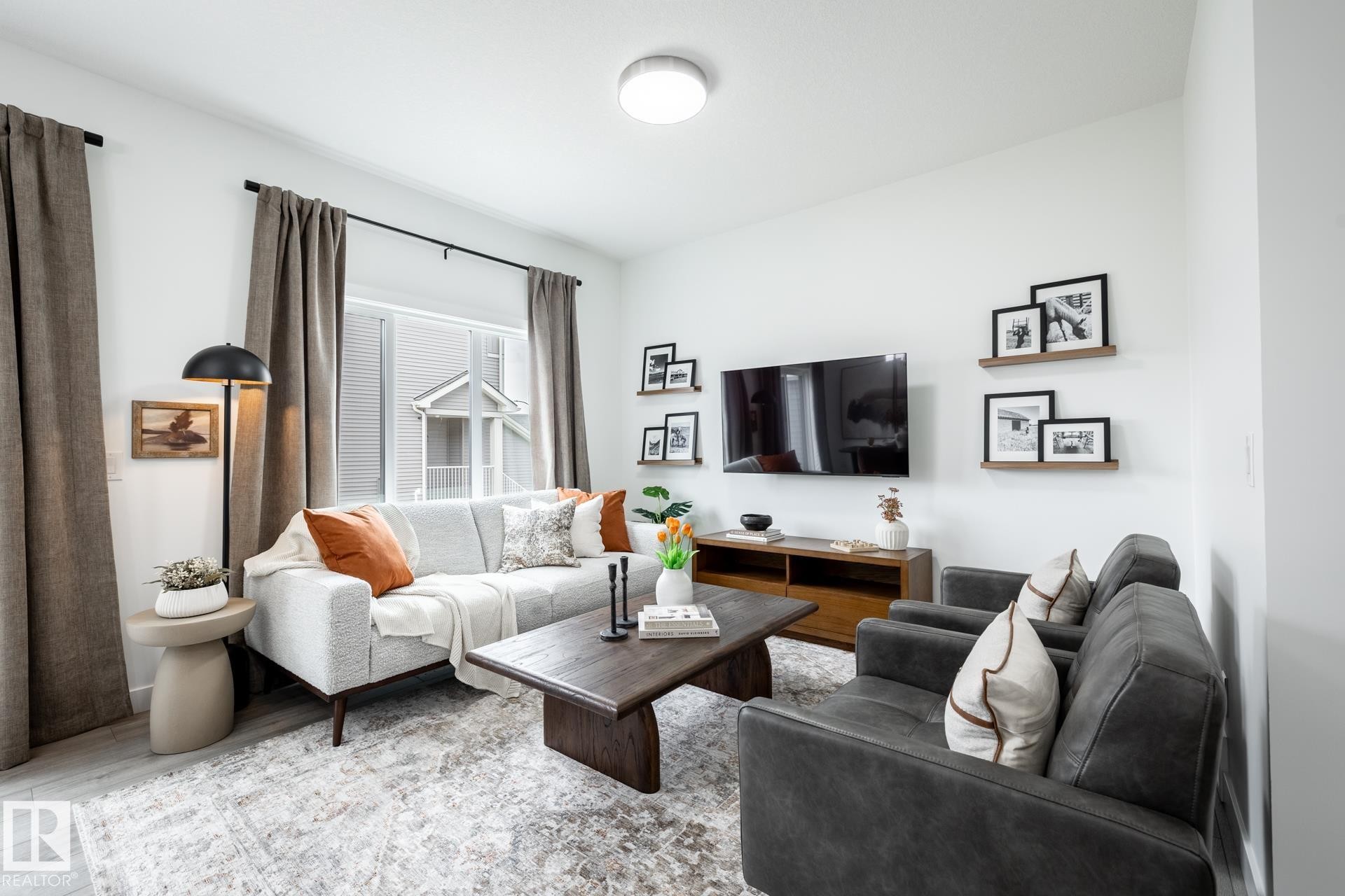 8614 97 Avenue, Morinville, AB - Indoor Photo Showing Living Room