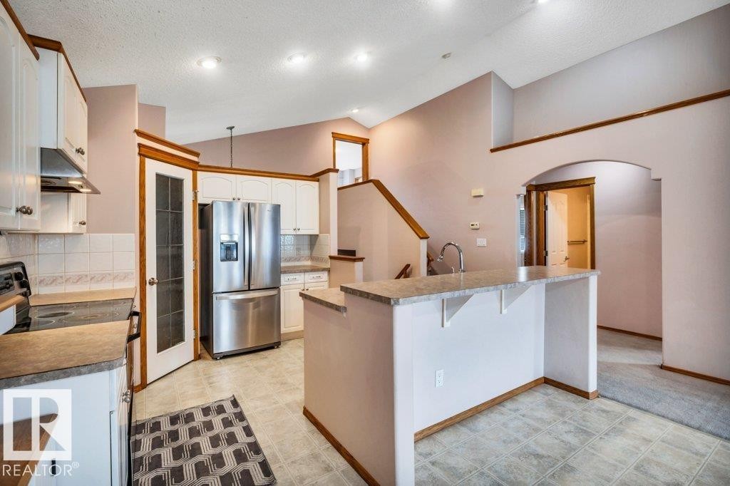 4051 33 Street Nw, Edmonton, AB - Indoor Photo Showing Kitchen