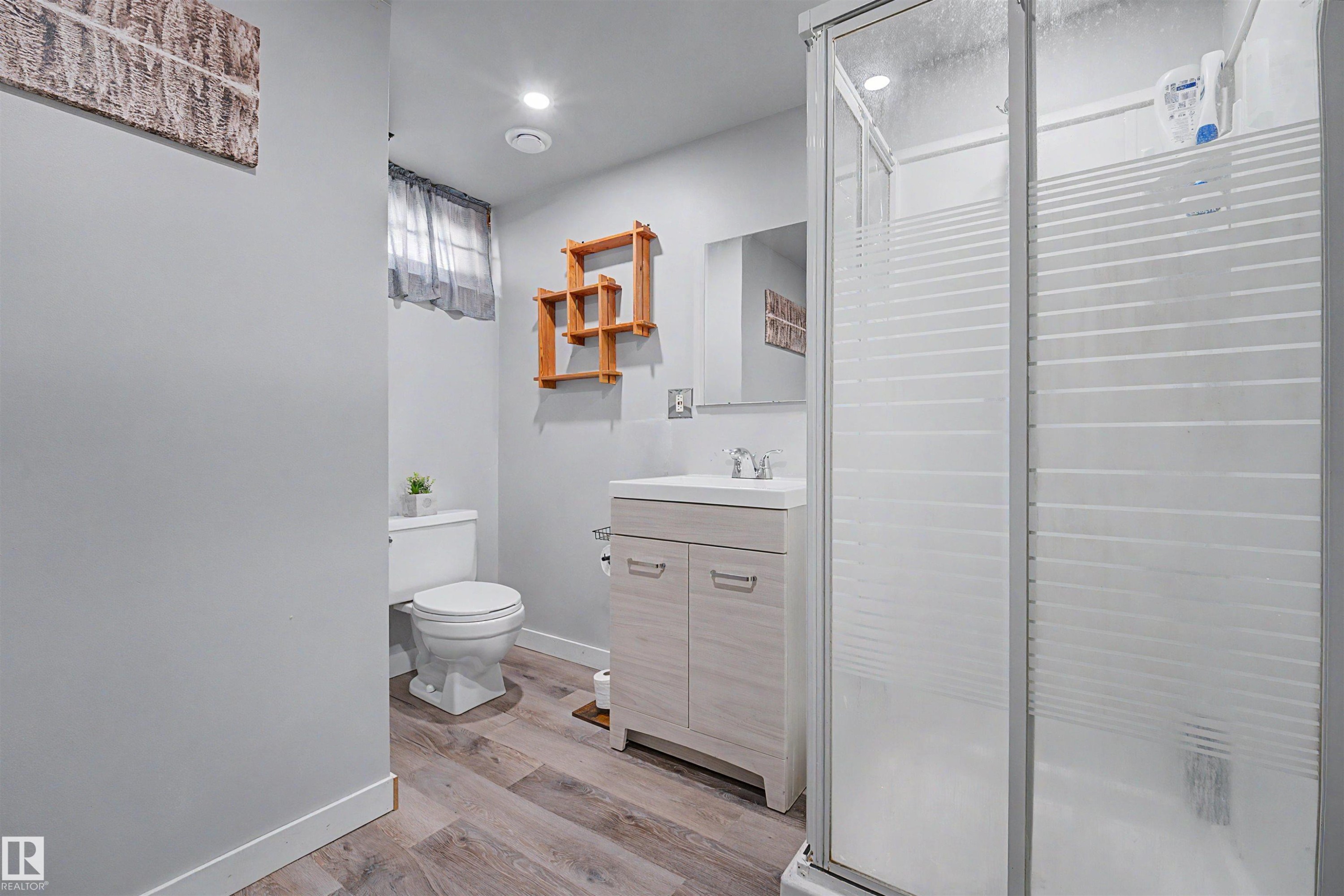16608 109 Street Nw, Edmonton, AB - Indoor Photo Showing Bathroom