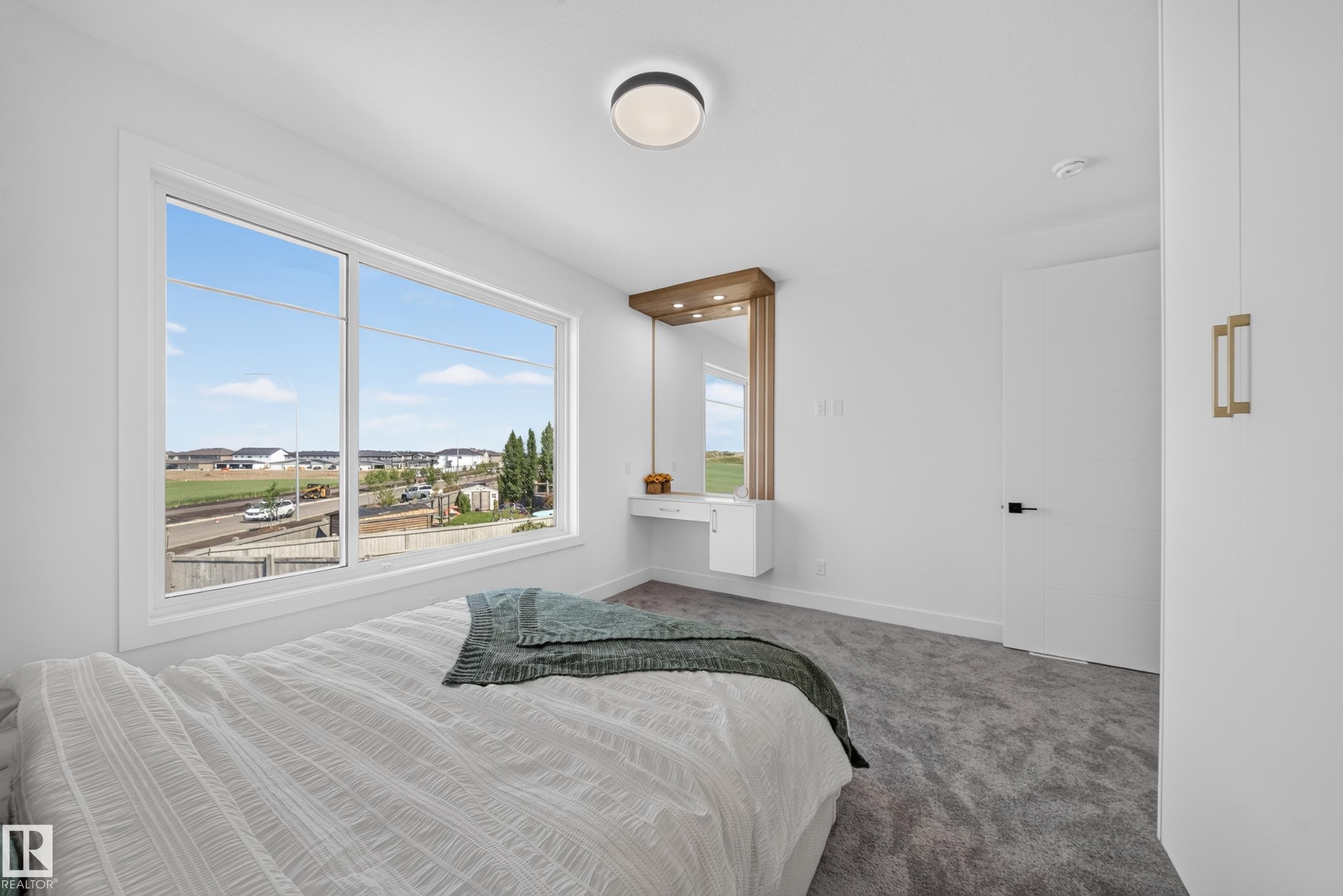 Expansive window allowing natural light - 423 Robinson Bv, Leduc, AB - Indoor Photo Showing Bedroom