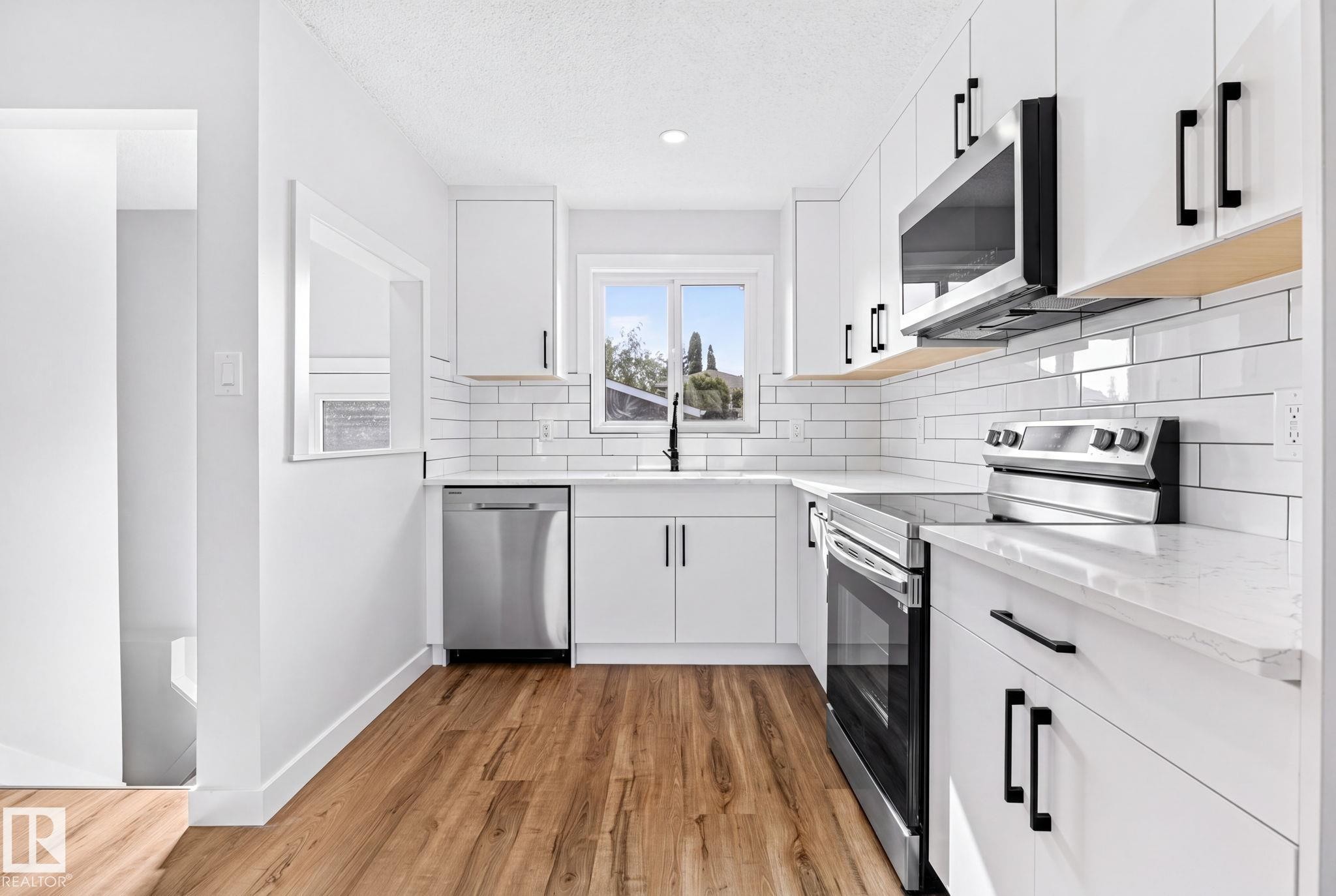 4 Glacier Crescent, Sherwood Park, AB - Indoor Photo Showing Kitchen With Upgraded Kitchen