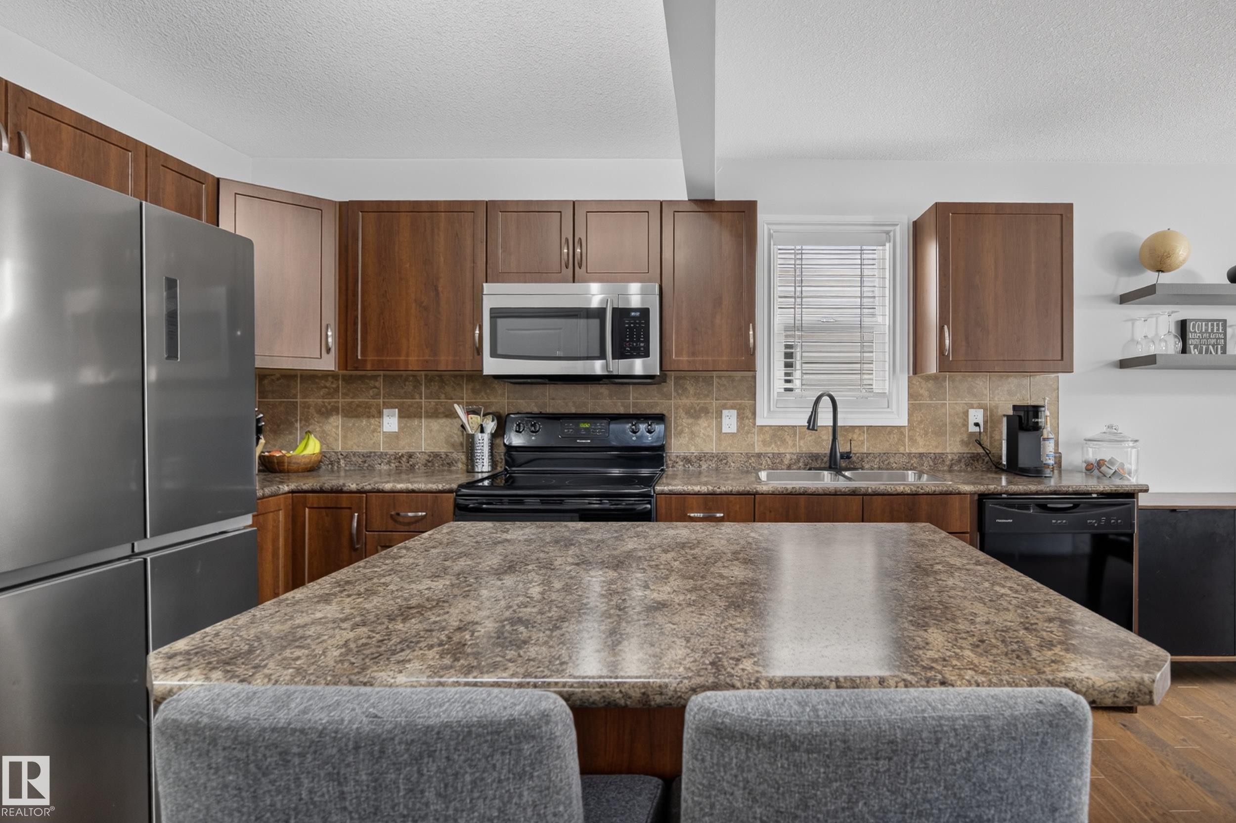 #10 85 Spruce Village Dr Dr, Spruce Grove, AB - Indoor Photo Showing Kitchen With Stainless Steel Kitchen With Double Sink With Upgraded Kitchen