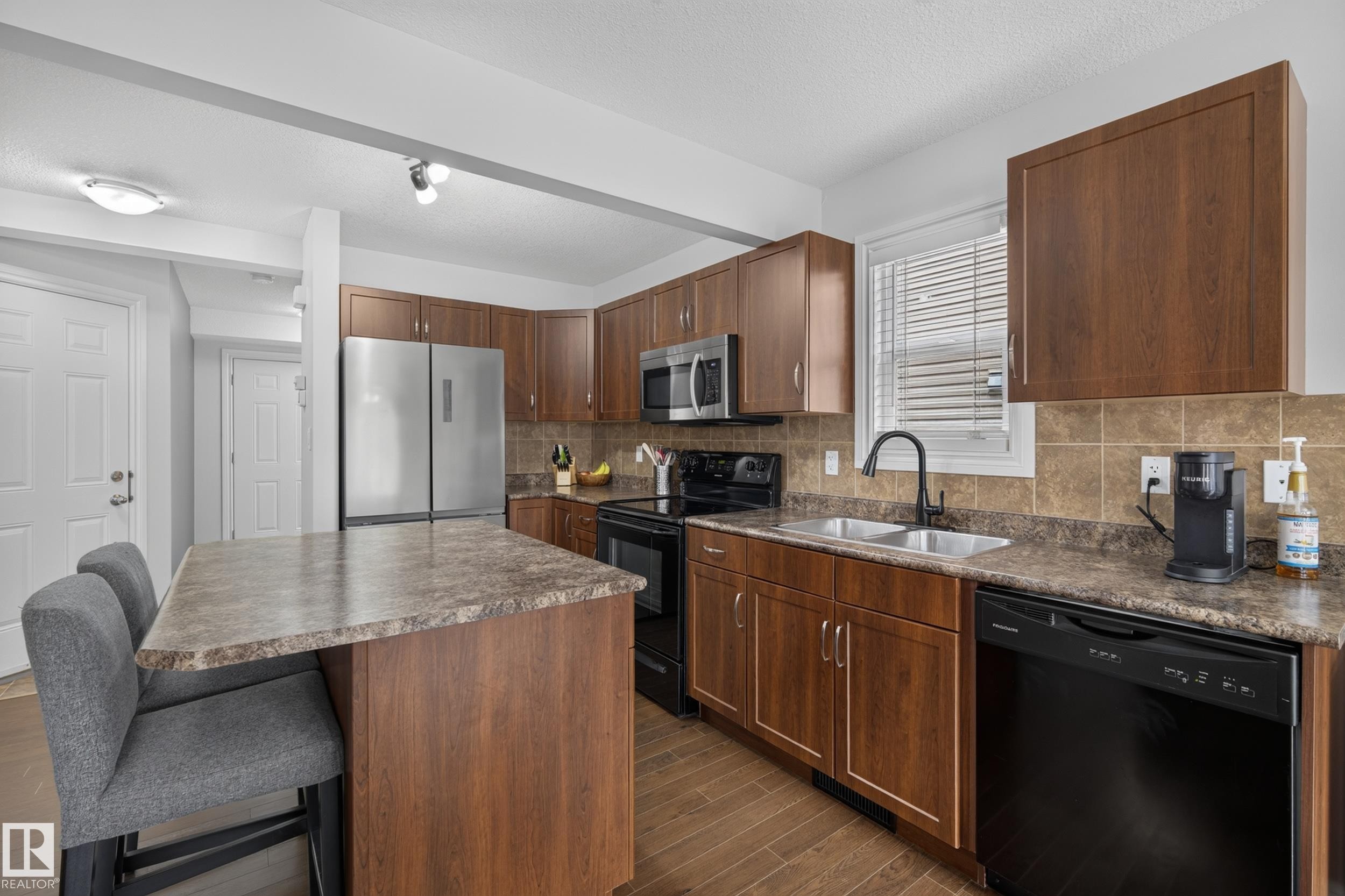 #10 85 Spruce Village Dr Dr, Spruce Grove, AB - Indoor Photo Showing Kitchen With Double Sink