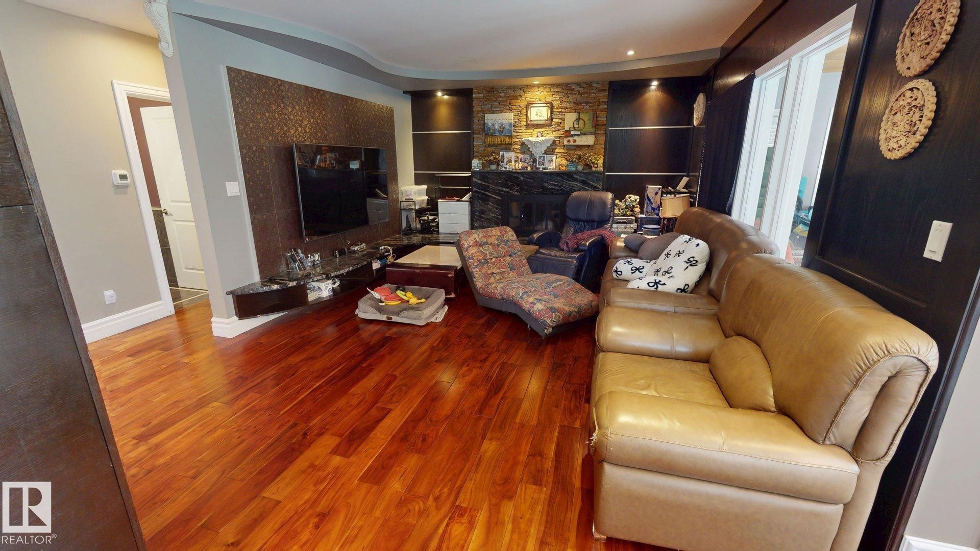 852 Wheeler Road Nw, Edmonton, AB - Indoor Photo Showing Living Room