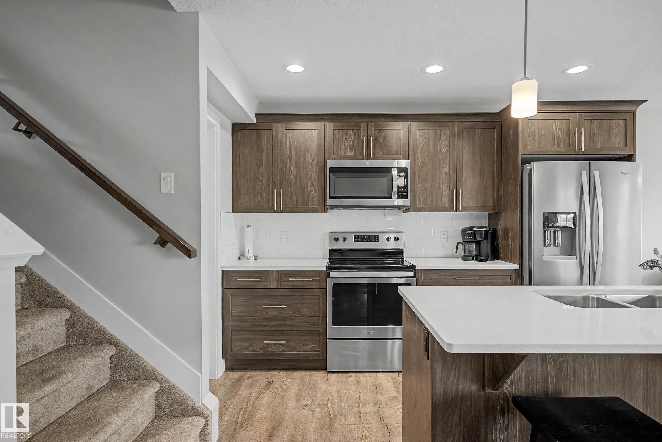 924 Morris Way, Leduc, AB - Indoor Photo Showing Kitchen With Double Sink With Upgraded Kitchen