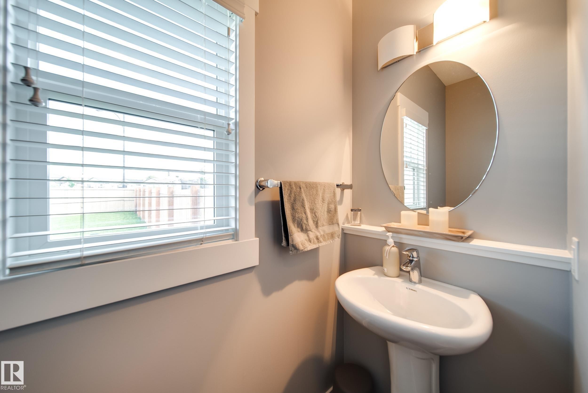 6305 167A Avenue Nw, Edmonton, AB - Indoor Photo Showing Bathroom