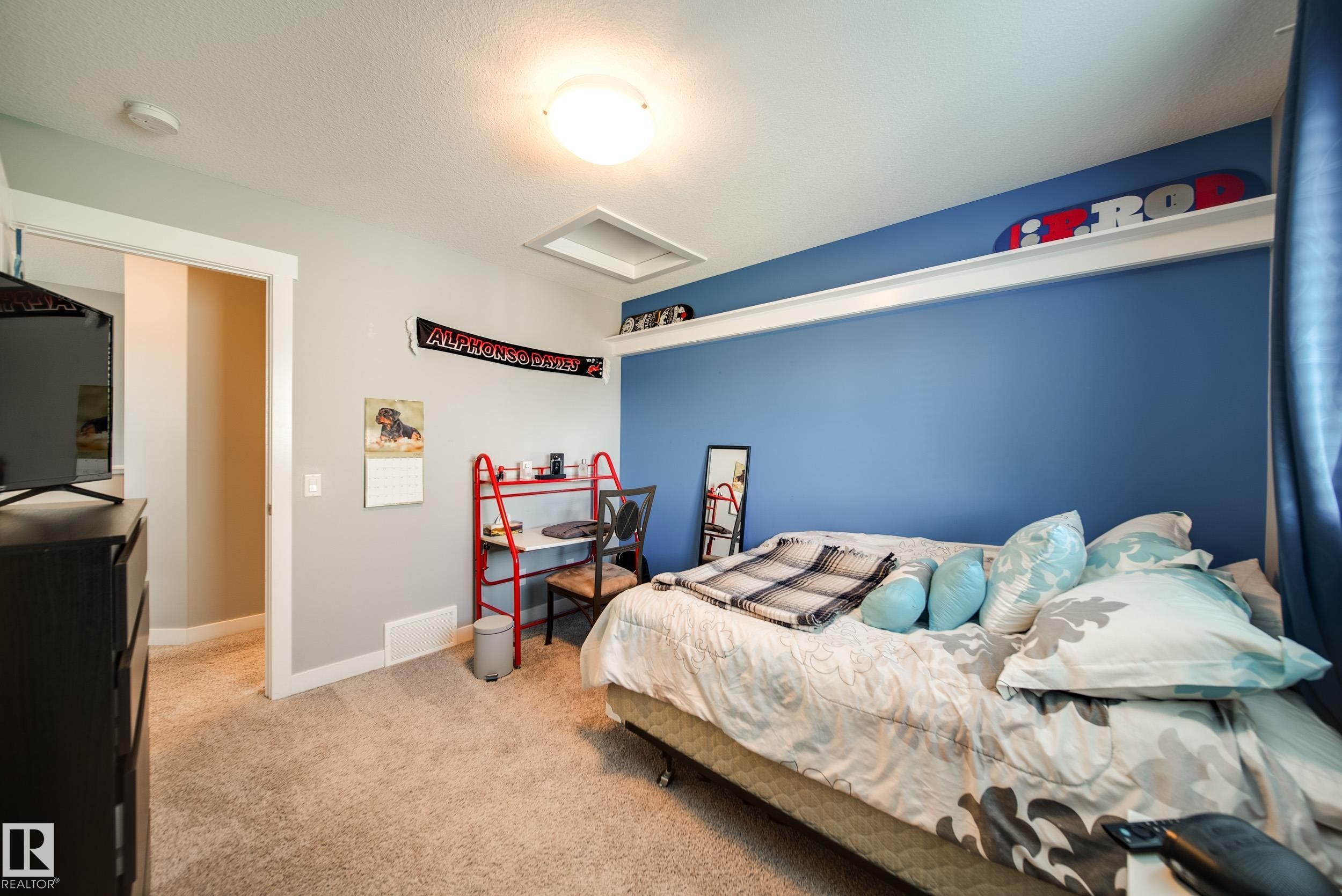 6305 167A Avenue Nw, Edmonton, AB - Indoor Photo Showing Bedroom