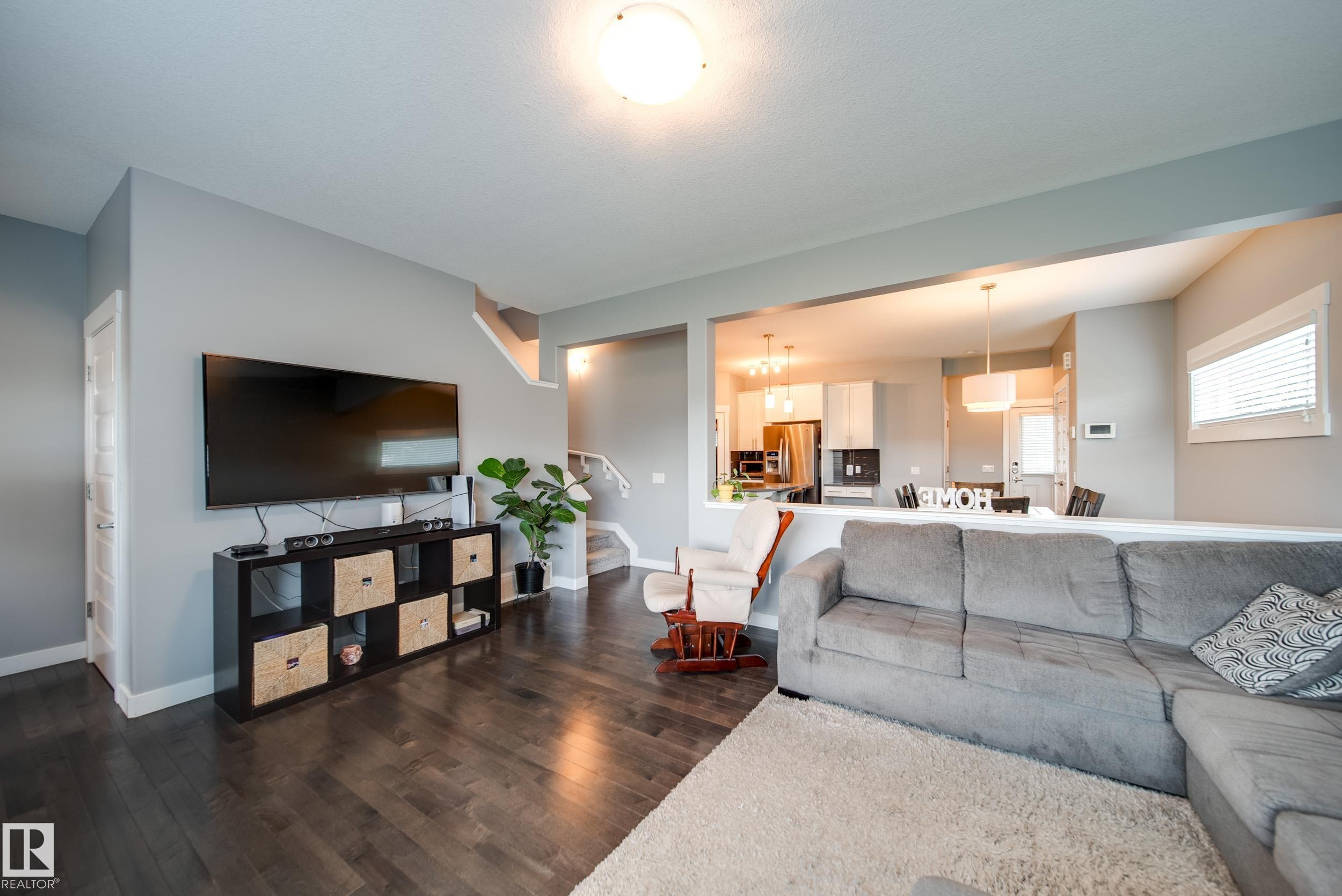 6305 167A Avenue Nw, Edmonton, AB - Indoor Photo Showing Living Room