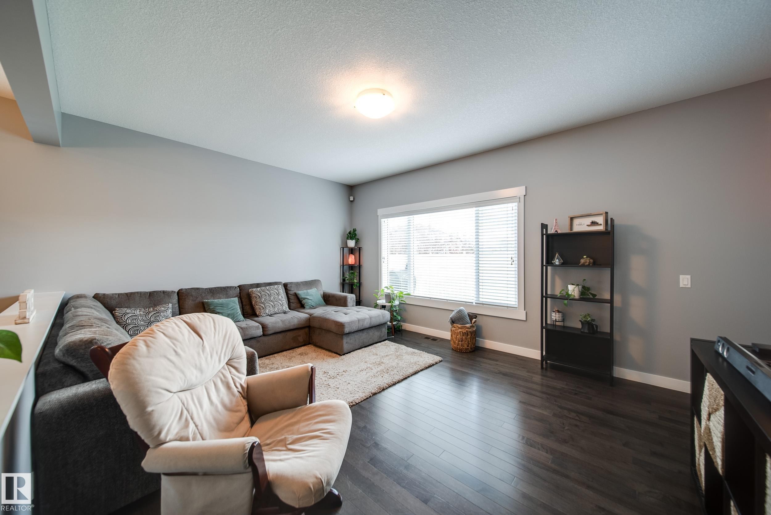 6305 167A Avenue Nw, Edmonton, AB - Indoor Photo Showing Living Room