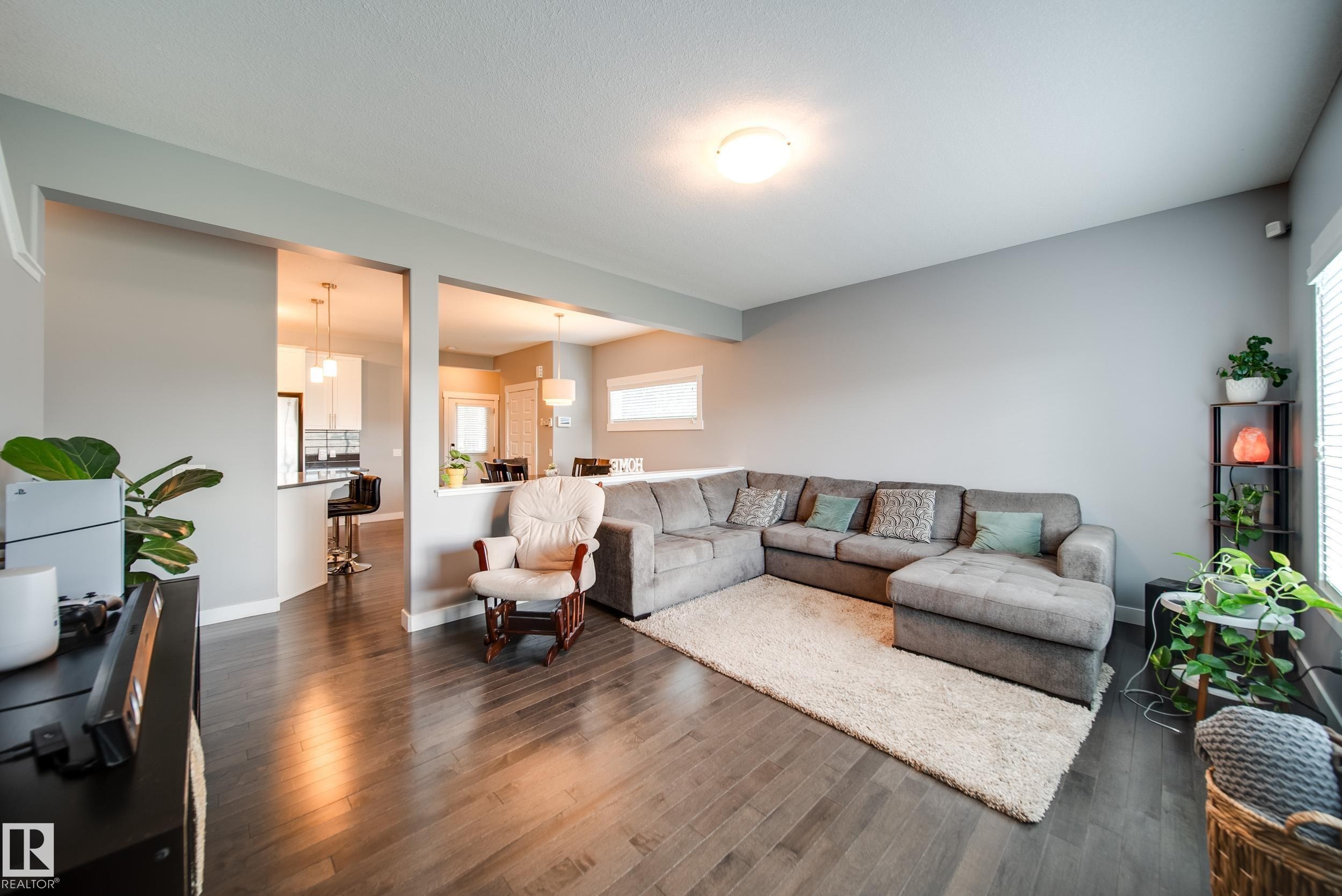 6305 167A Avenue Nw, Edmonton, AB - Indoor Photo Showing Living Room