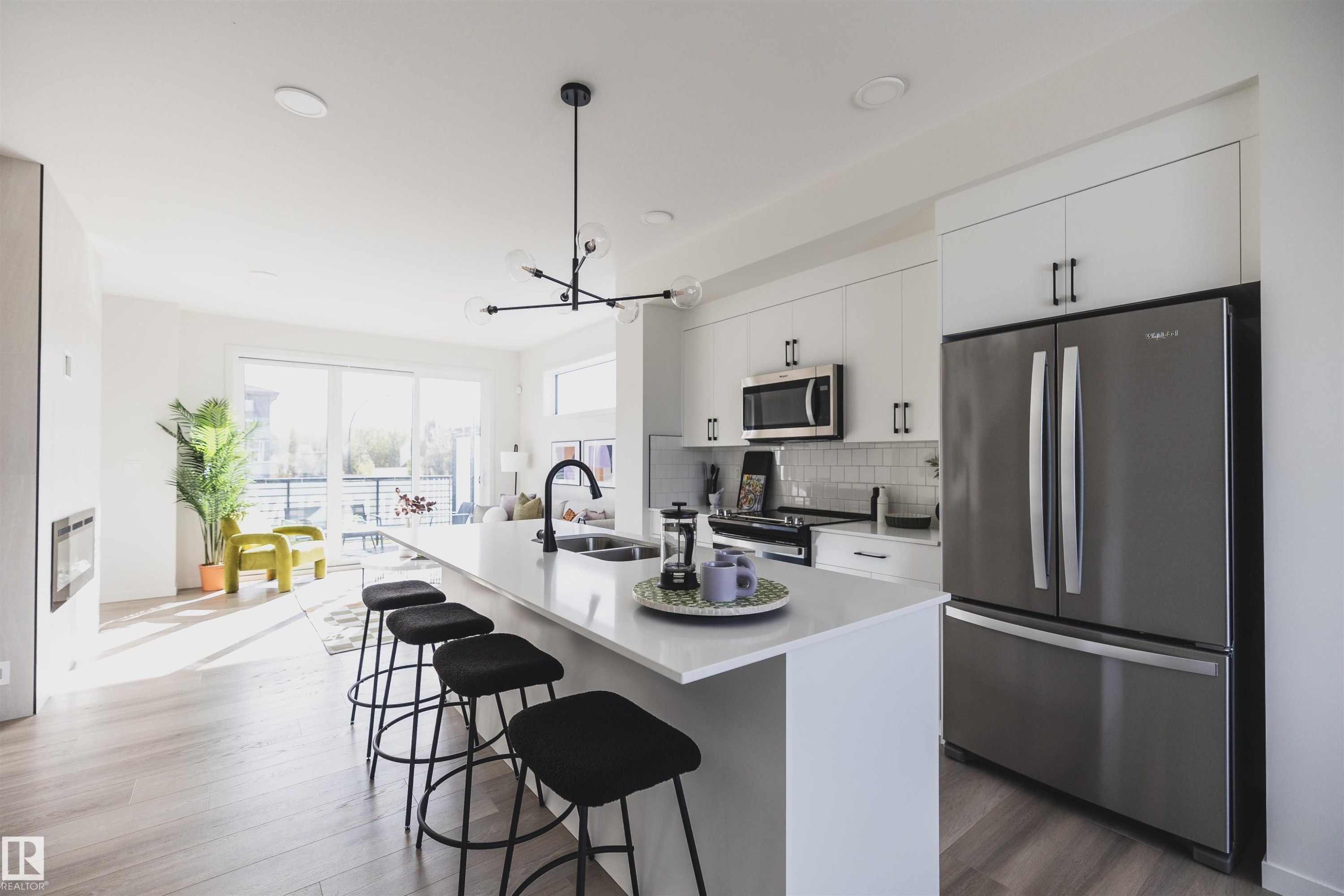 7 Roseburn Trail, Fort Saskatchewan, AB - Indoor Photo Showing Kitchen With Stainless Steel Kitchen With Double Sink With Upgraded Kitchen