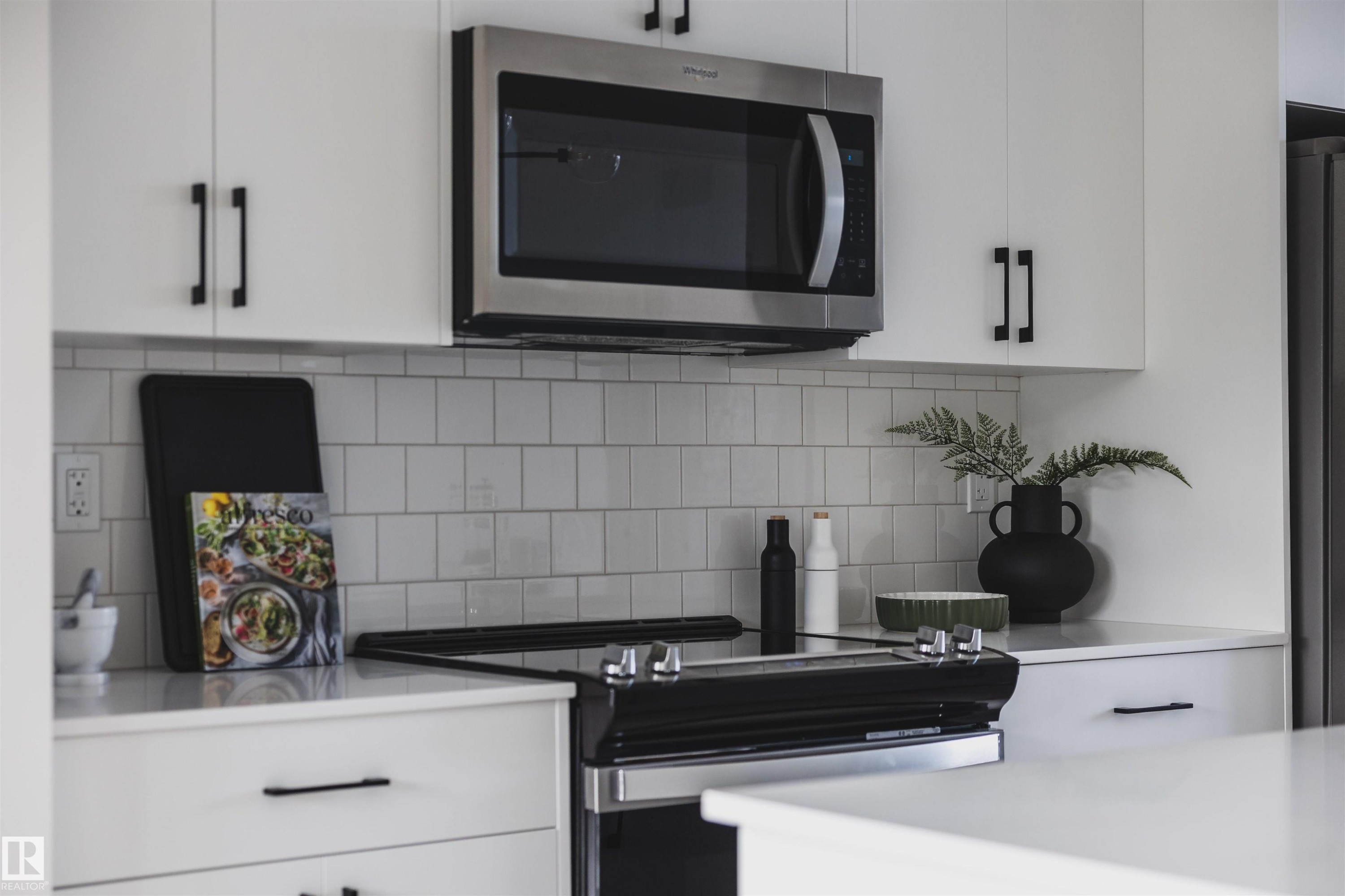 7 Roseburn Trail, Fort Saskatchewan, AB - Indoor Photo Showing Kitchen With Upgraded Kitchen