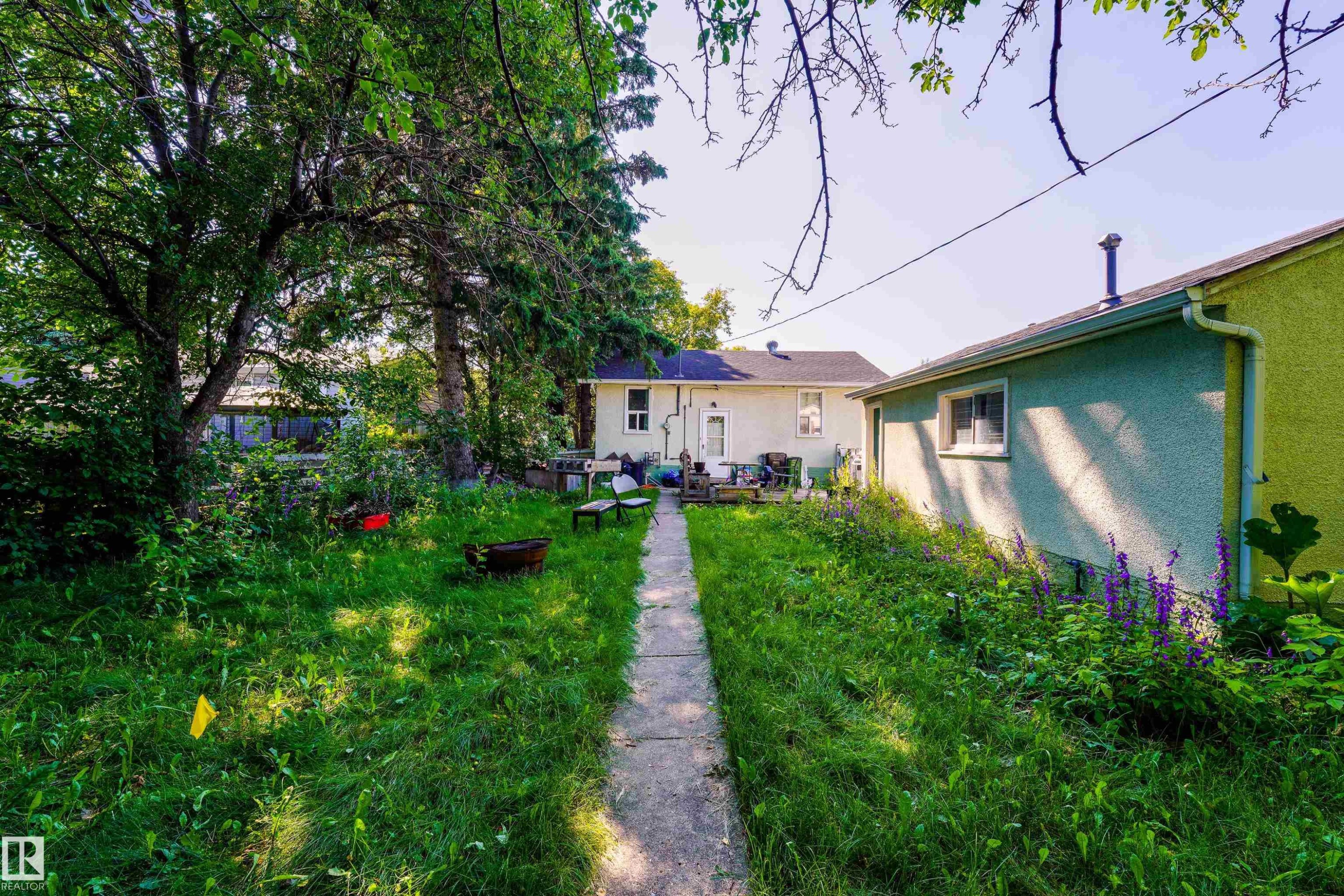 8945 150 Street Nw, Edmonton, AB - Outdoor