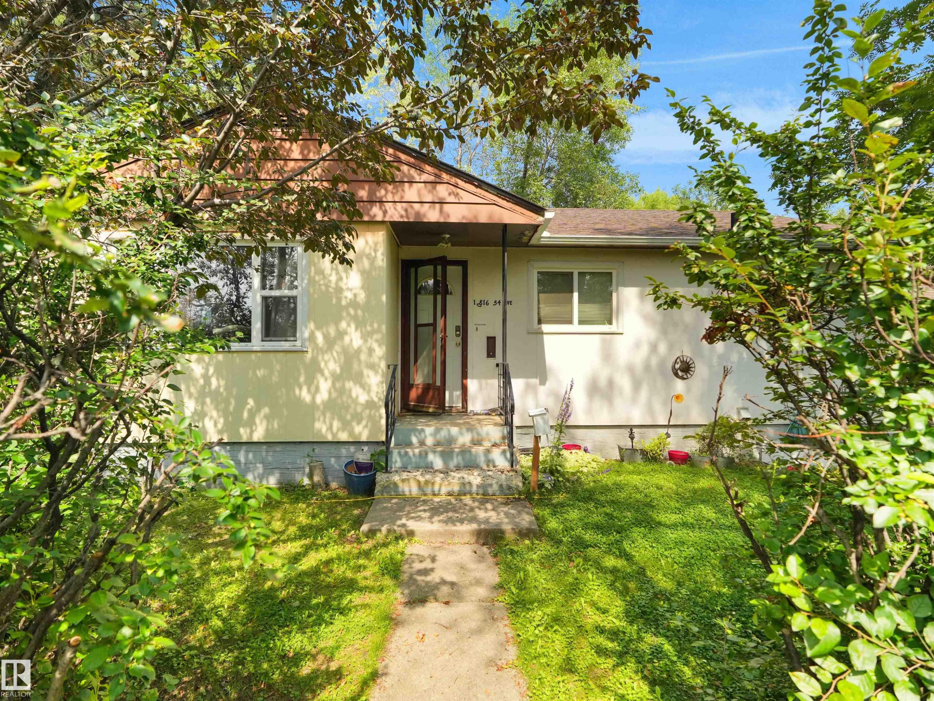 10816 54 Avenue Nw, Edmonton, AB - Outdoor