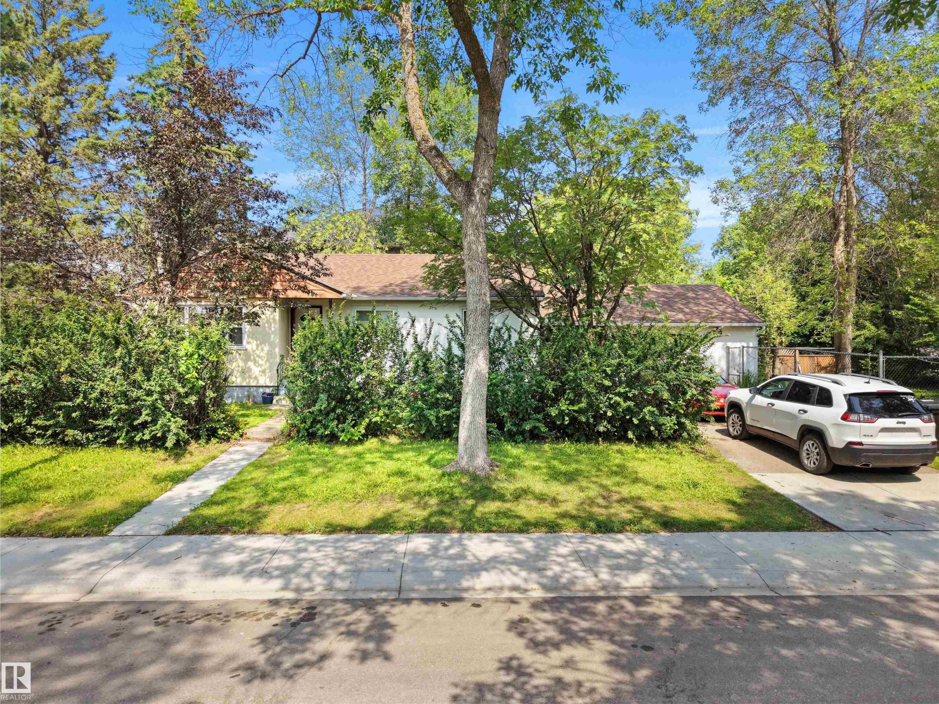 10816 54 Avenue Nw, Edmonton, AB - Outdoor