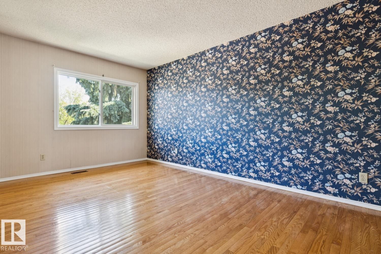 198 Tudor Lane Nw, Edmonton, AB - Indoor Photo Showing Other Room