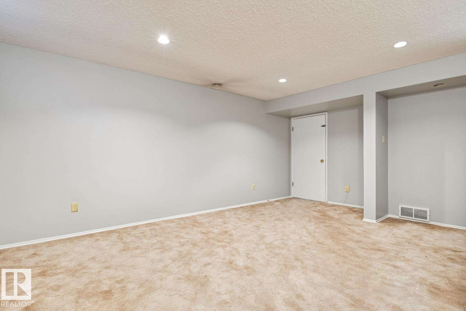 198 Tudor Lane Nw, Edmonton, AB - Indoor Photo Showing Other Room
