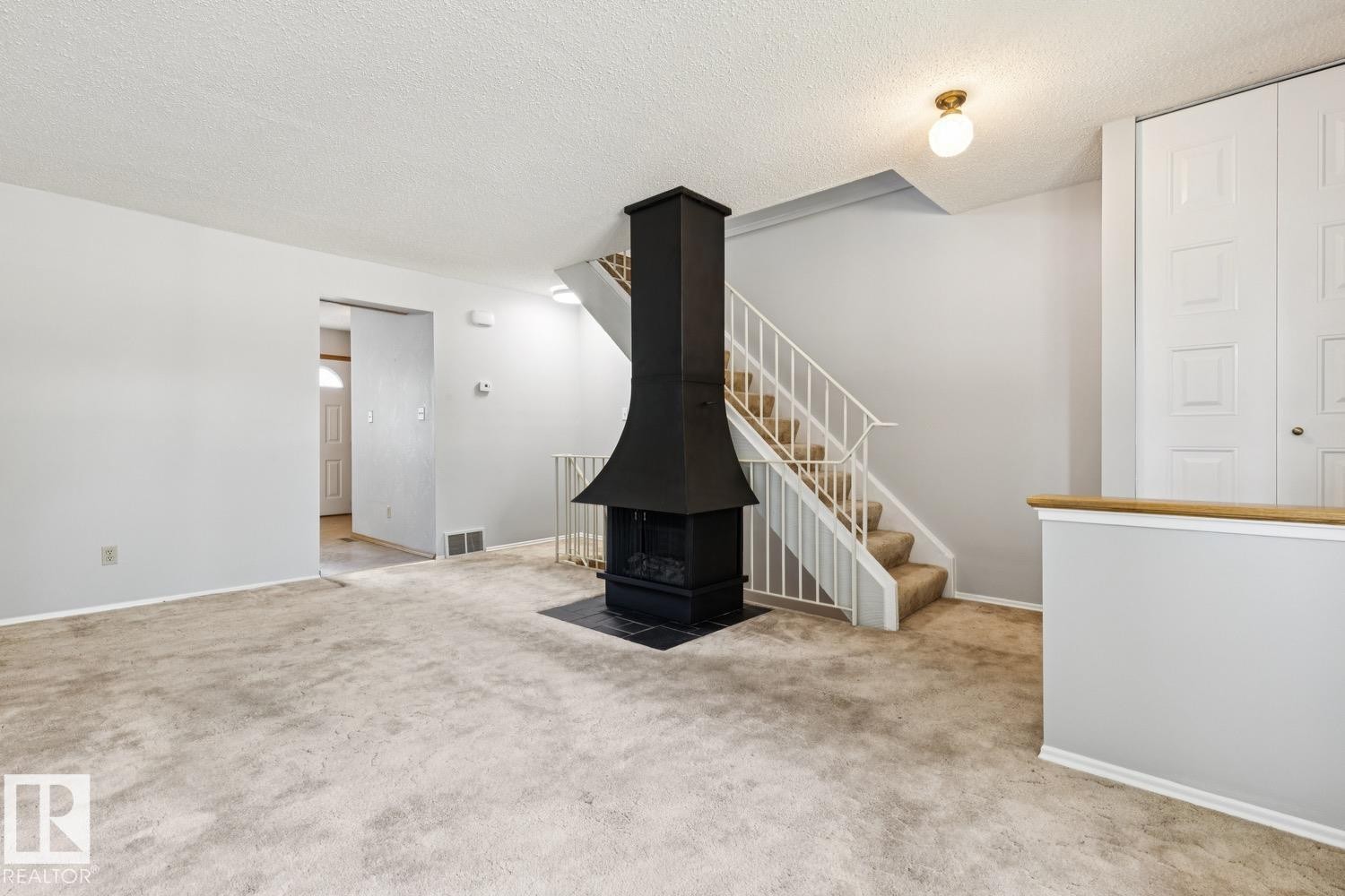 198 Tudor Lane Nw, Edmonton, AB - Indoor Photo Showing Other Room