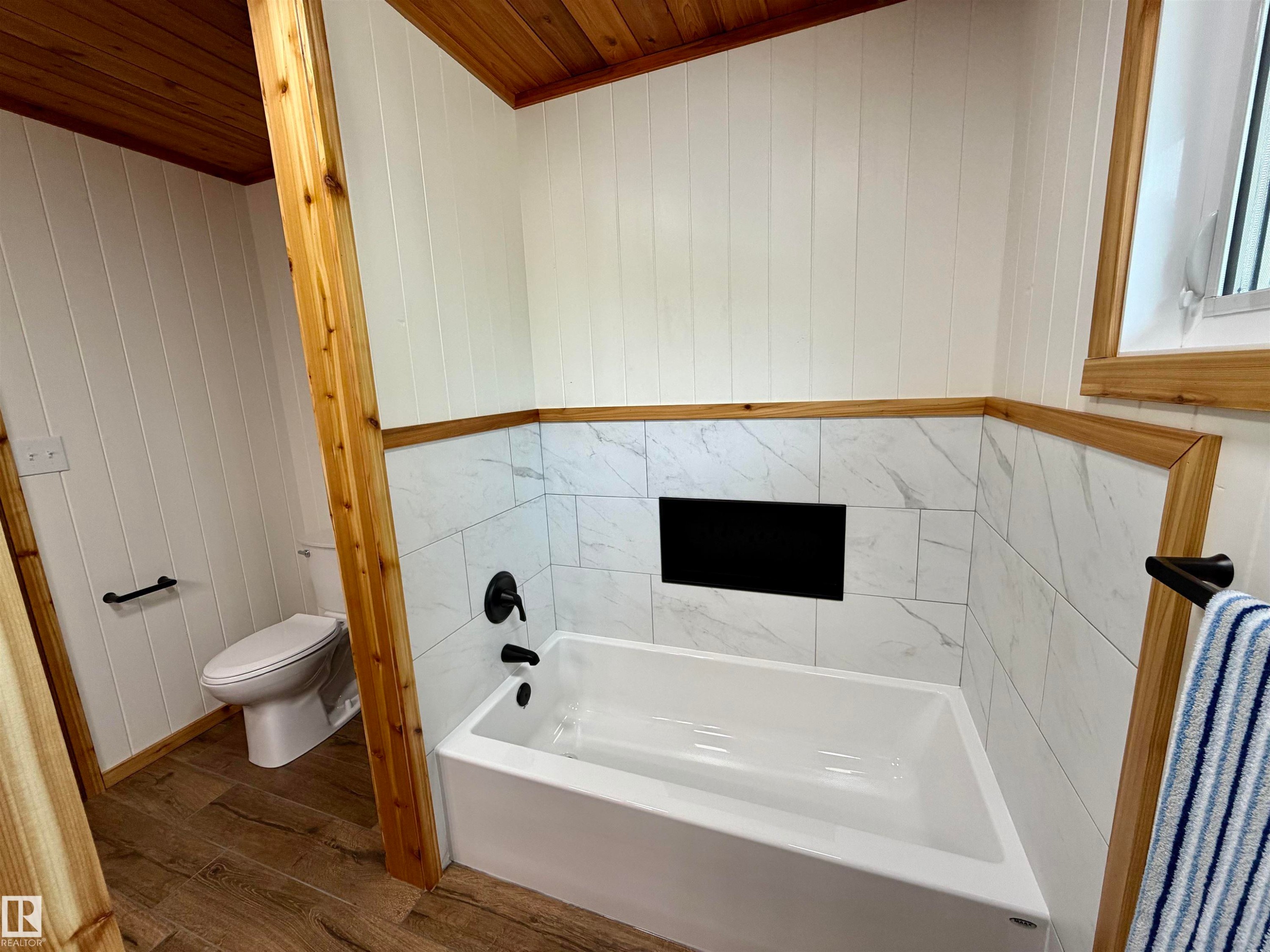54046 Rge Road 213, Rural Strathcona County, AB - Indoor Photo Showing Bathroom
