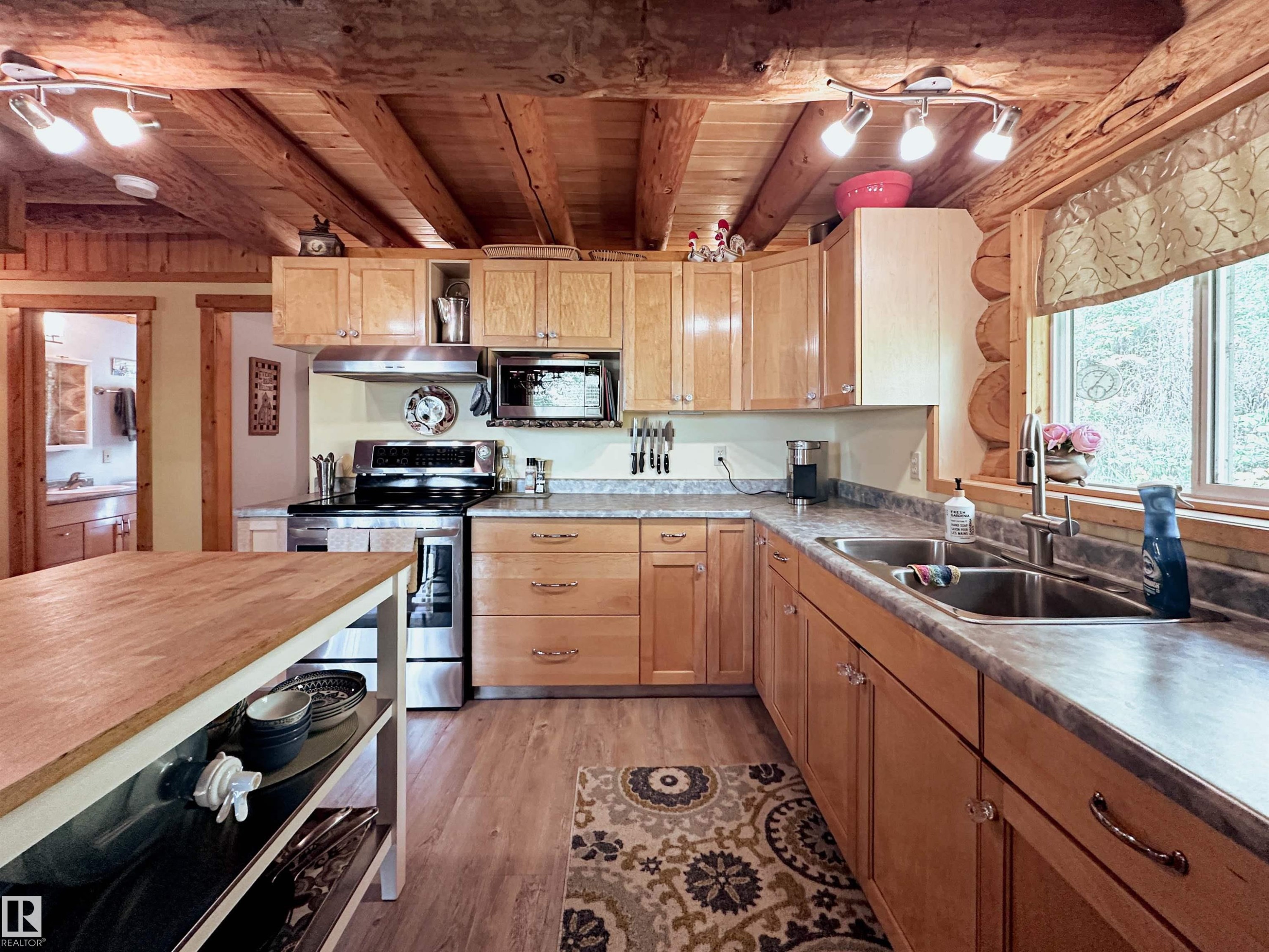 9000 1 Avenue, Rural Parkland County, AB - Indoor Photo Showing Kitchen With Double Sink