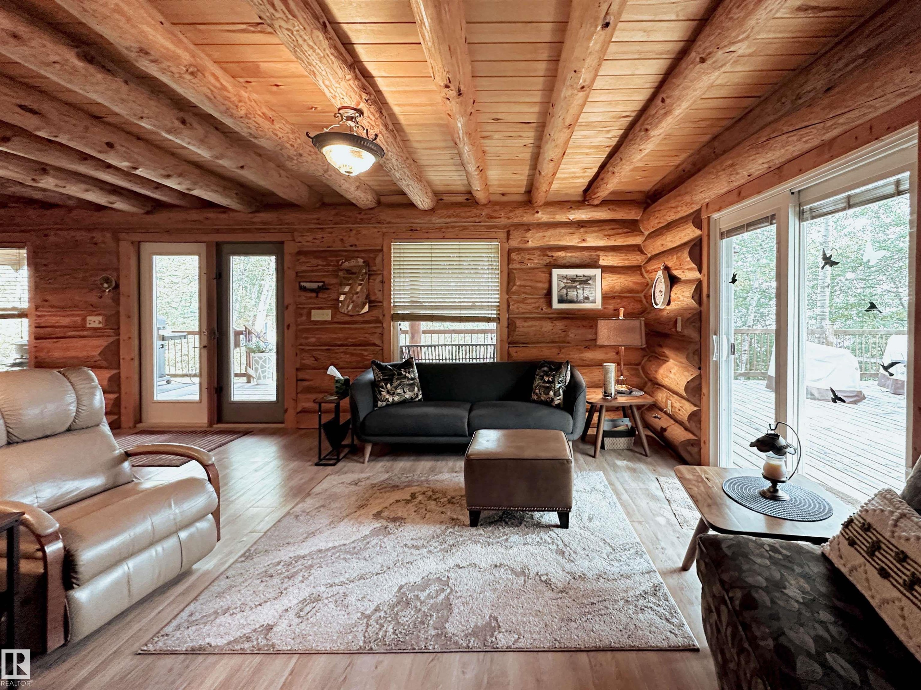 9000 1 Avenue, Rural Parkland County, AB - Indoor Photo Showing Living Room