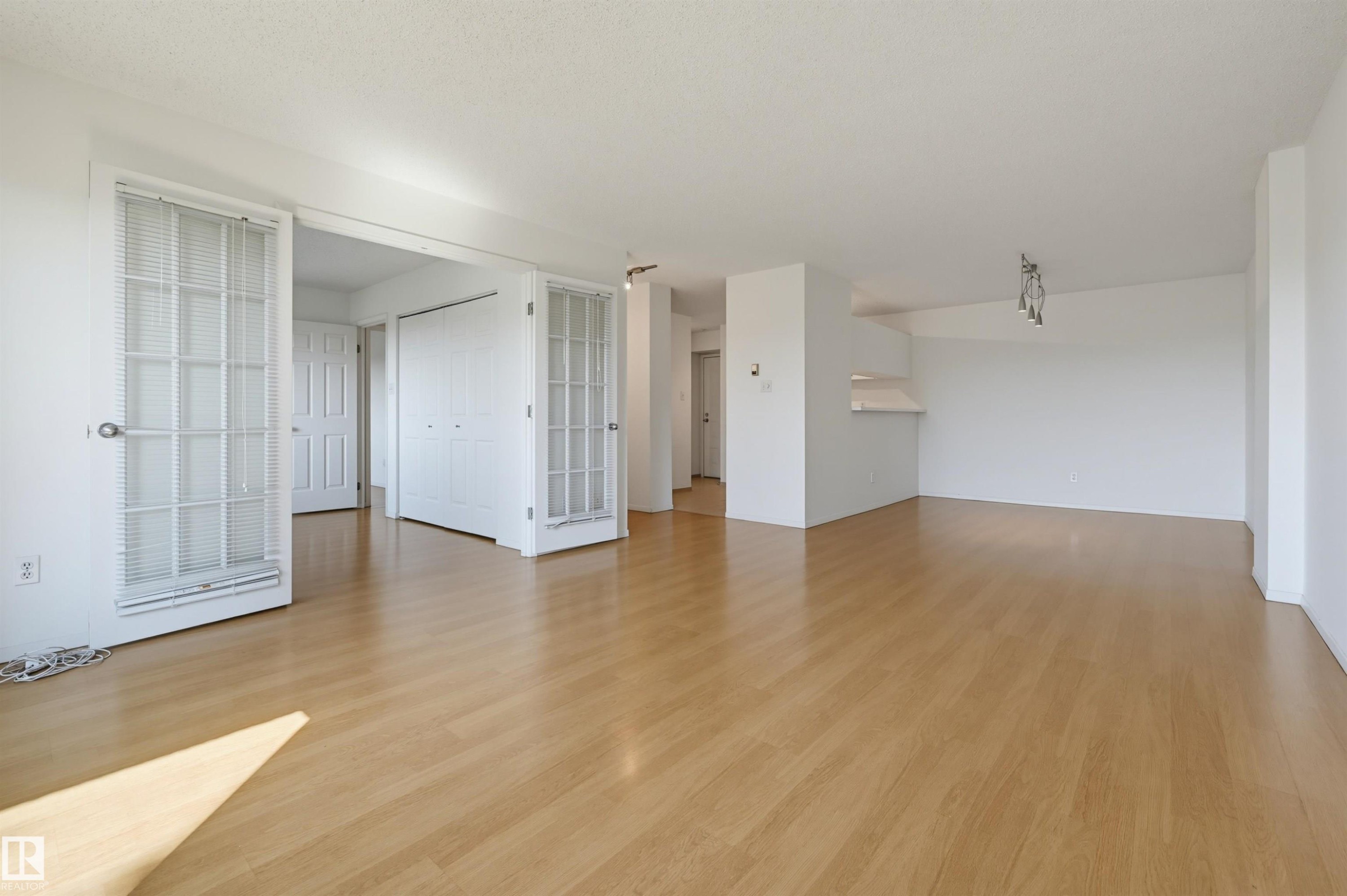 #502 10545 Saskatchewan Dr Nw, Edmonton, AB - Indoor