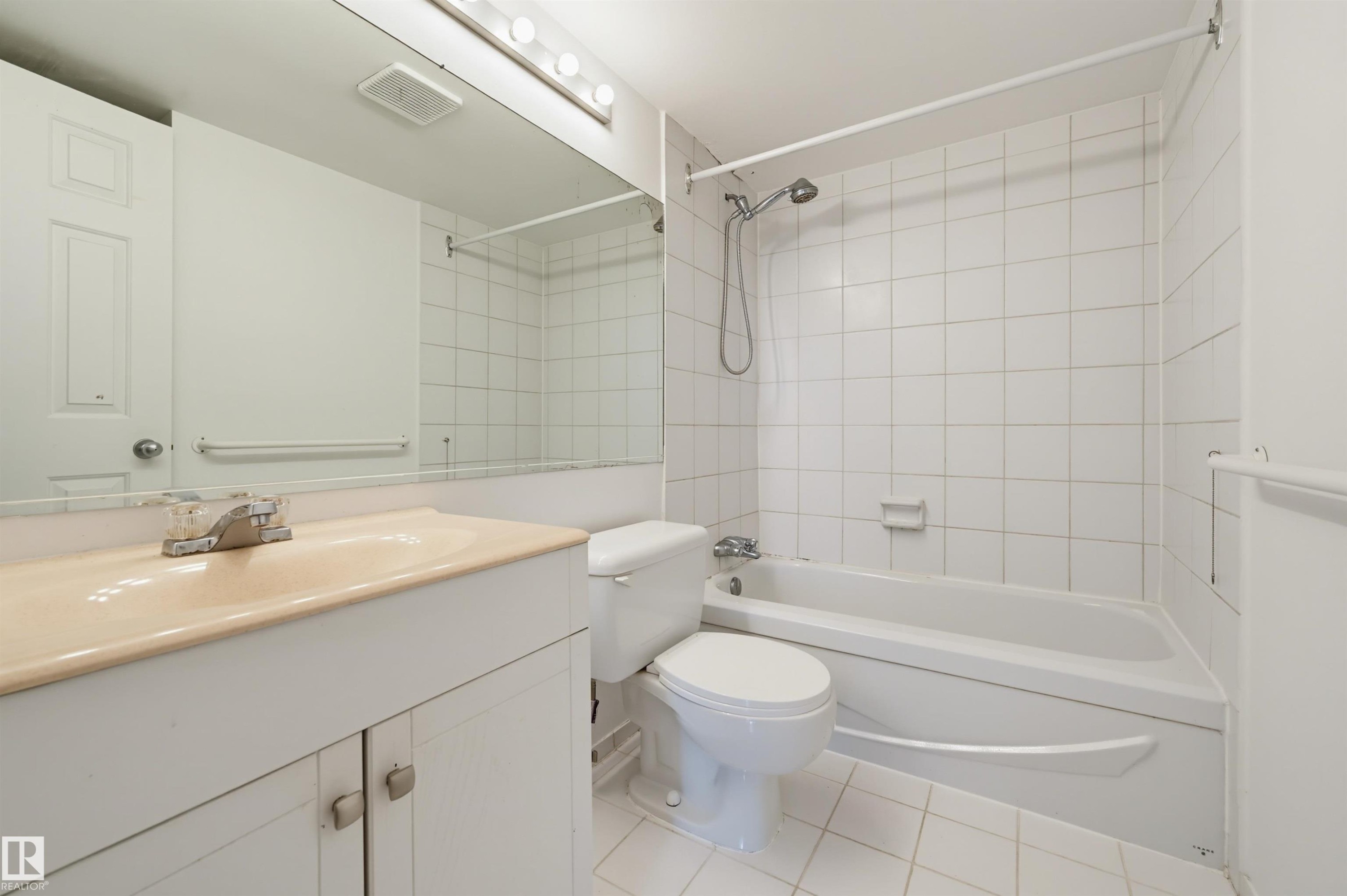 #502 10545 Saskatchewan Dr Nw, Edmonton, AB - Indoor Photo Showing Bathroom