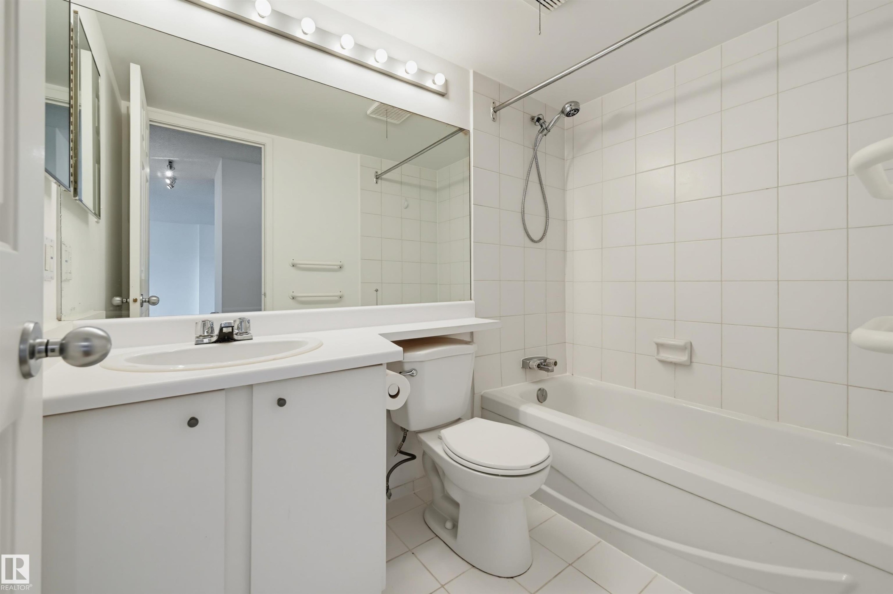 #502 10545 Saskatchewan Dr Nw, Edmonton, AB - Indoor Photo Showing Bathroom
