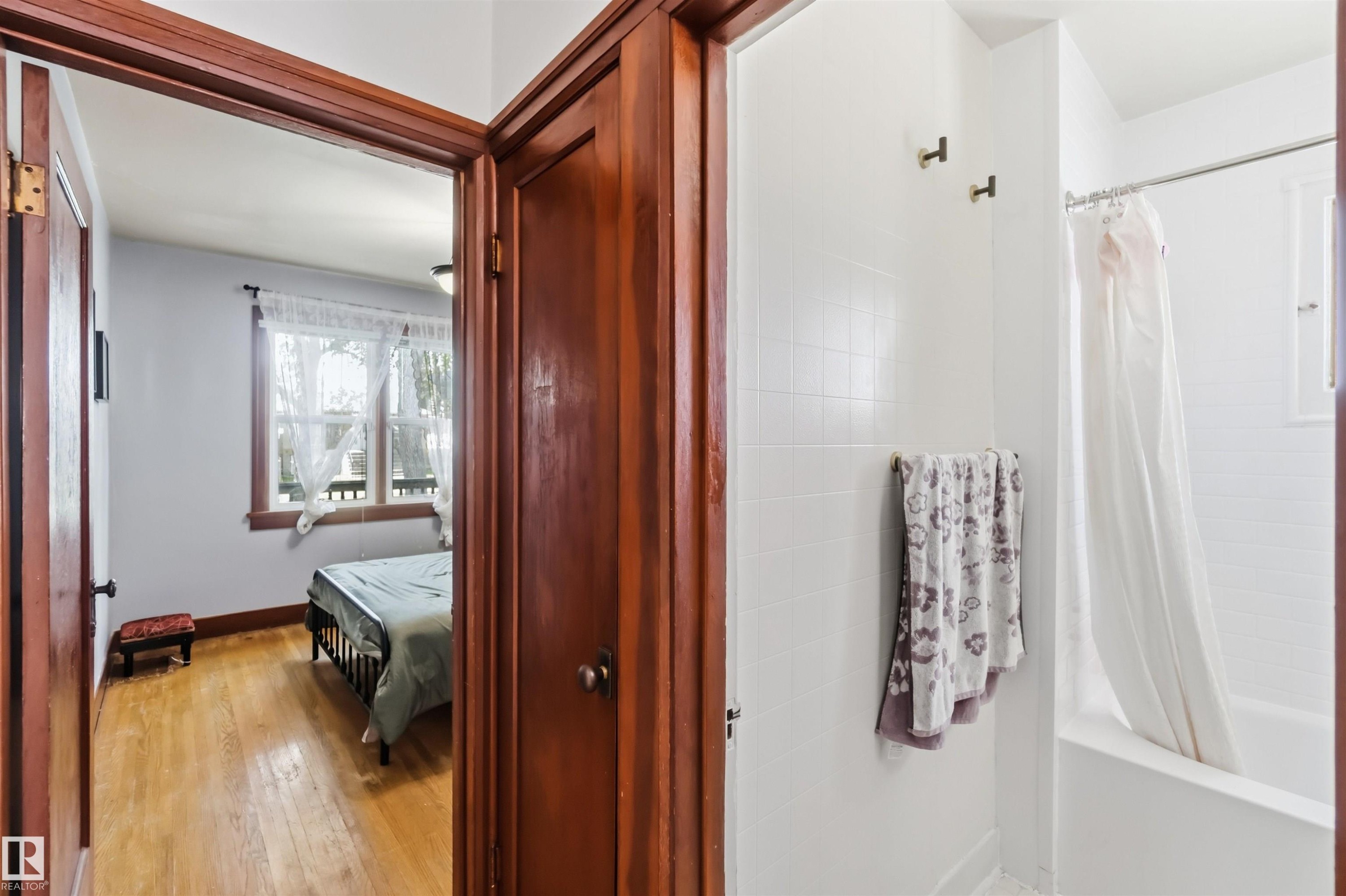 11343 96 Street Nw, Edmonton, AB - Indoor