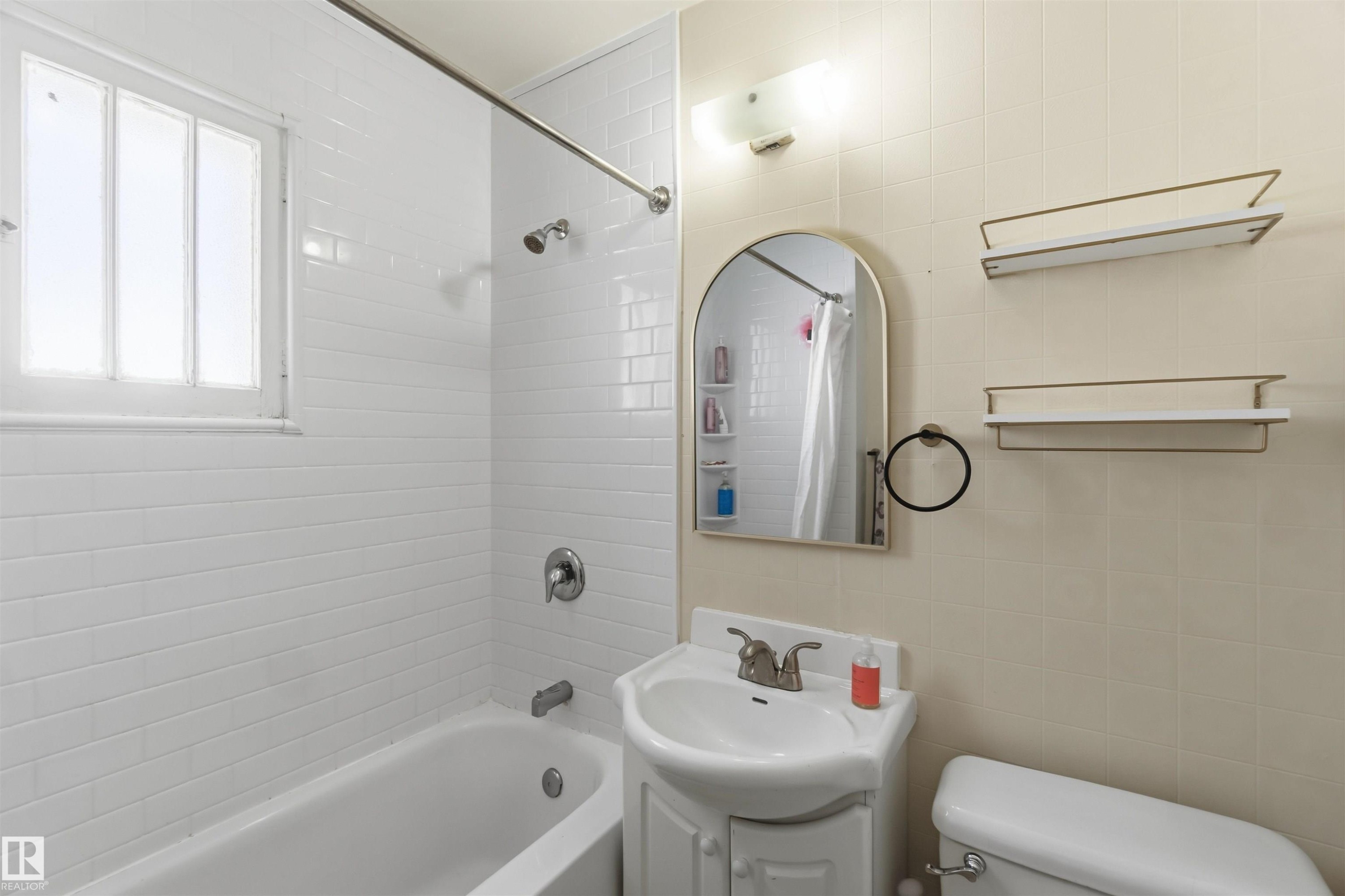 11343 96 Street Nw, Edmonton, AB - Indoor Photo Showing Bathroom