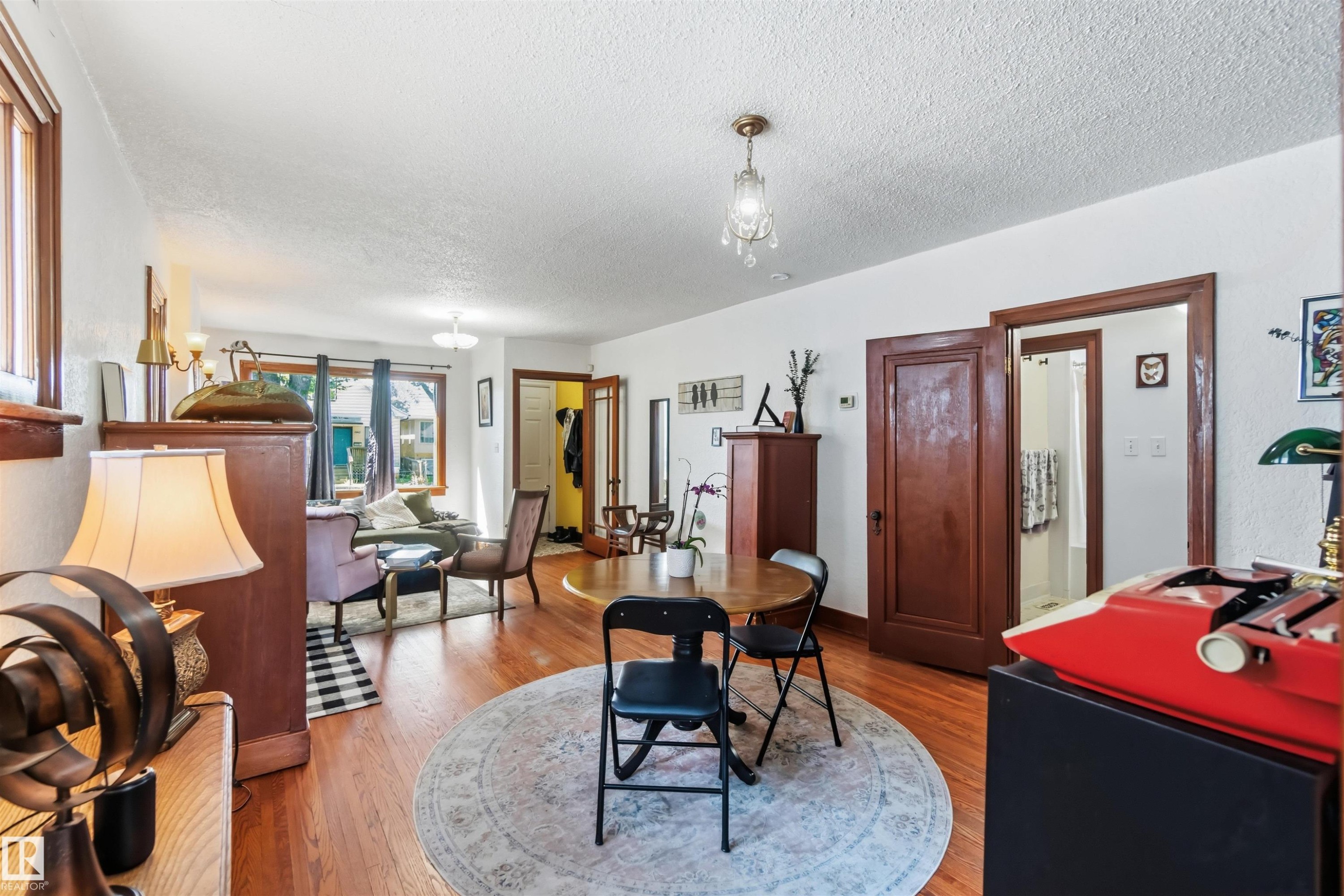 11343 96 Street Nw, Edmonton, AB - Indoor