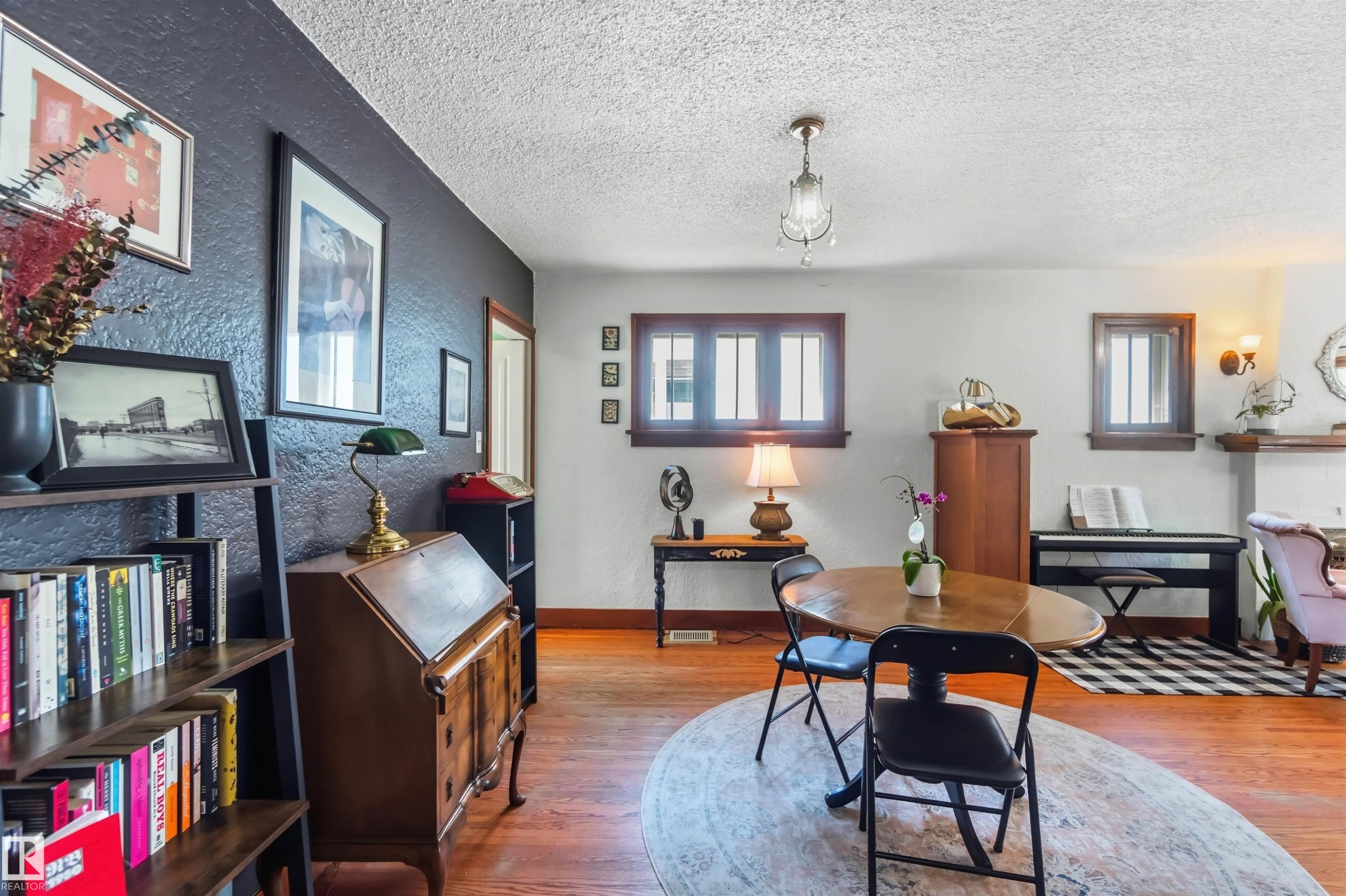 11343 96 Street Nw, Edmonton, AB - Indoor Photo Showing Other Room