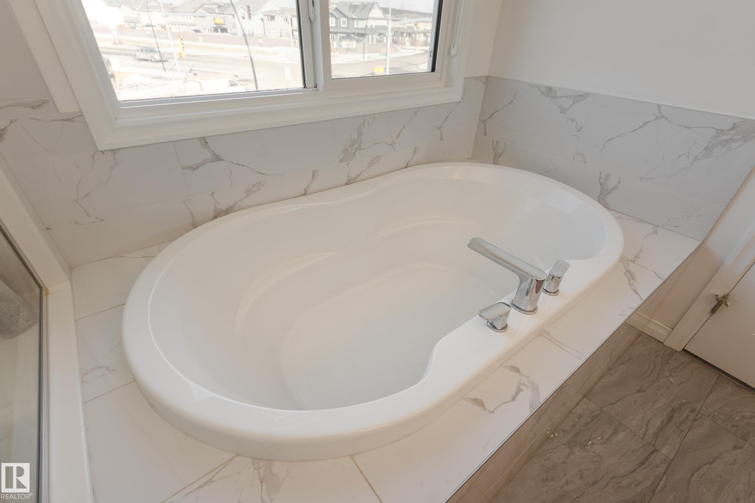 2639 200 Street Nw, Edmonton, AB - Indoor Photo Showing Bathroom