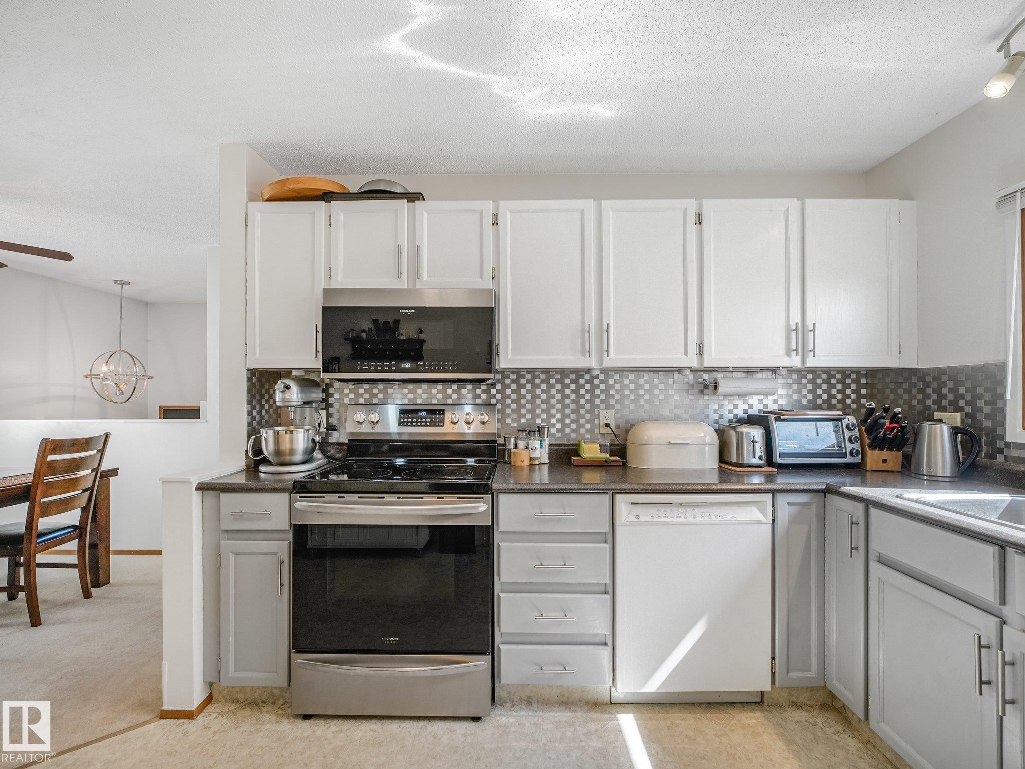 3527 41 Avenue Nw, Edmonton, AB - Indoor Photo Showing Kitchen