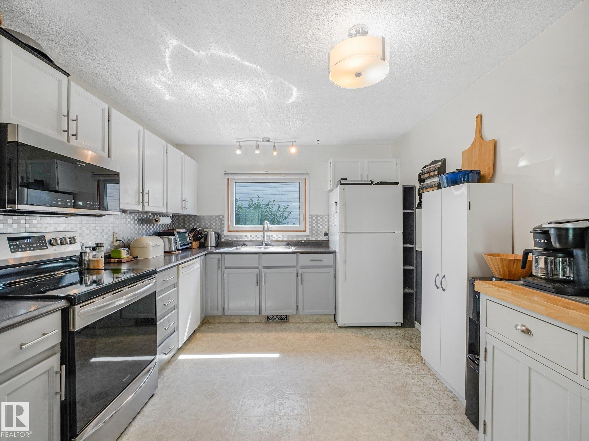 3527 41 Avenue Nw, Edmonton, AB - Indoor Photo Showing Kitchen